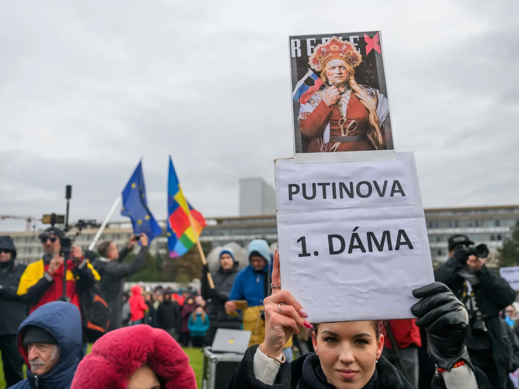 Na snímke protest proti nedeľnej návšteve predsedu vlády SR Roberta Fica (Smer-SD) v Moskve na Námestí slobody v Bratislave v pondelok 23. decembra 2024.
