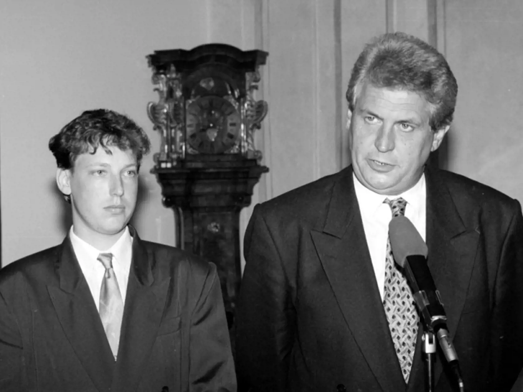 ROK 1996: Gross bol už vo veku 26 rokov šéfom poslaneckého klubu ČSSD, stranu vtedy viedol Miloš Zeman.