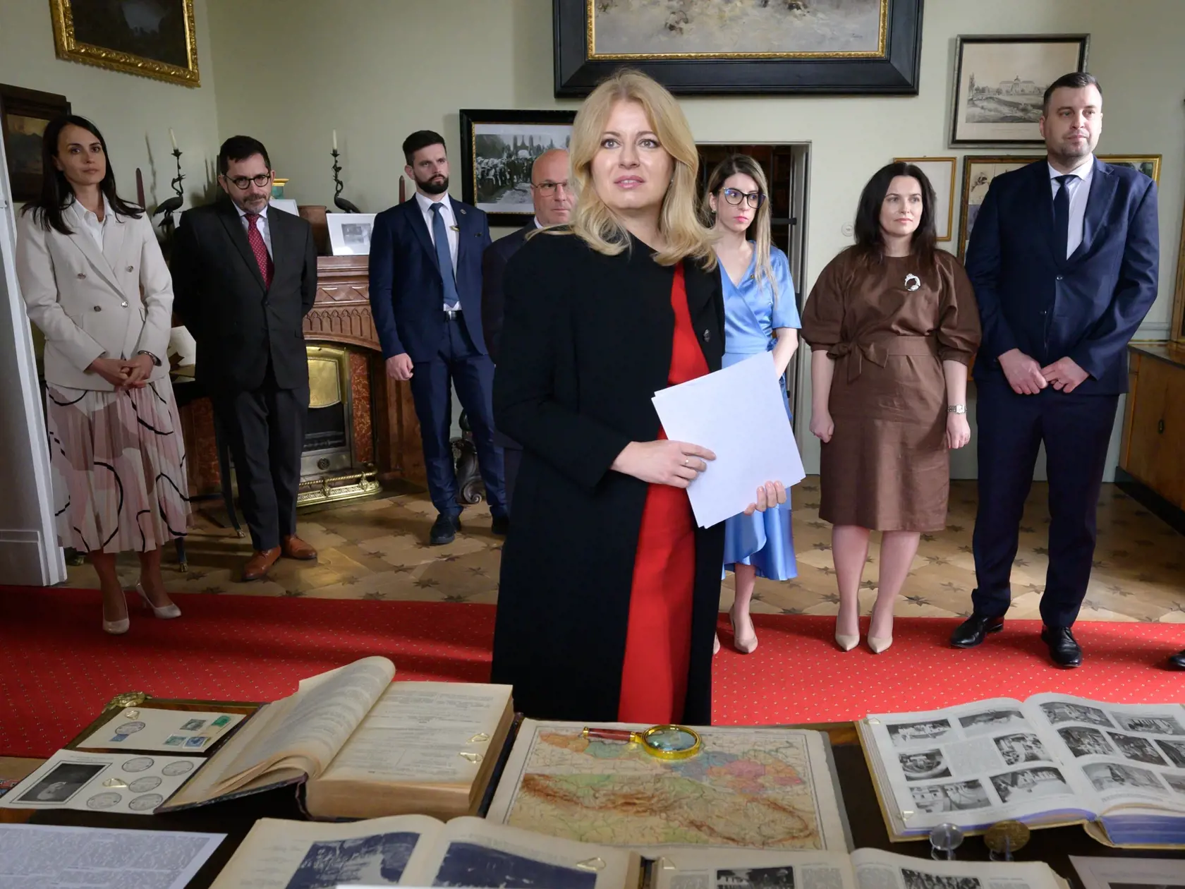Symbolicky v bývalom letnom sídle prvého československého prezidenta Tomáša Garriqua Masaryka v Topoľčiankach sa s Nitrianskym krajom 17. apríla 2024 rozlúčila dosluhujúca prezidentka Zuzana Čaputová. Po prezidentských voľbách začala podľa vlastných slov rozlúčkové návštevy nielen v partnerských krajinách, ale aj rôznych kútoch Slovenska. Na snímke prezidentka Zuzana Čaputová (vpredu) pri prehliadke výstavy Tomáša Garriqua Masaryka na zámku Topoľčianky. FOTO TASR - Henrich Mišovič