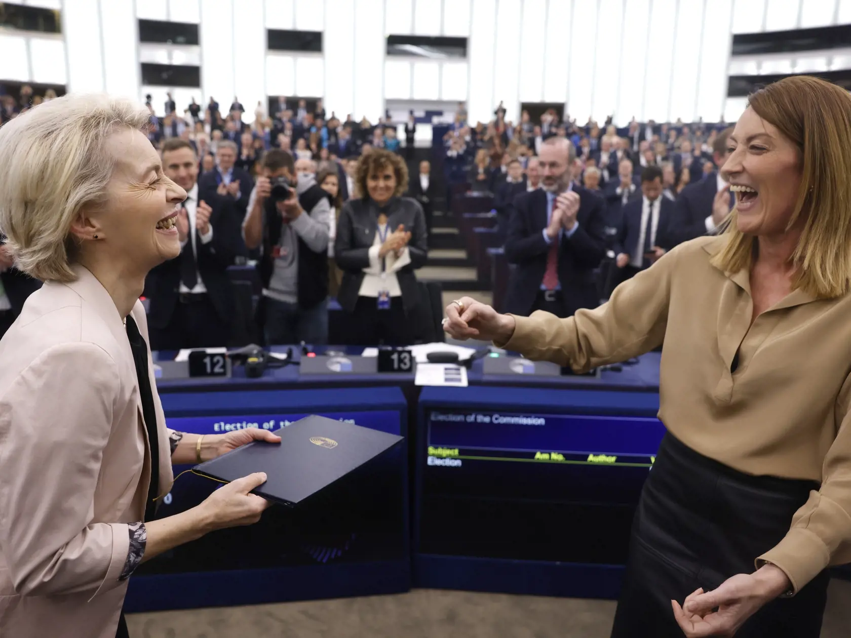 Predsedníčka Európskej komisie Ursula von der Leyenová (vľavo) a predsedníčka Európskeho parlamentu (EP) Roberta Metsolová sa radujú po schválení novej Európskej komisie pod vedením Ursuly von der Leyenovej v pléne Európskeho parlamentu 27. novembra 2024 v Štrasburgu.