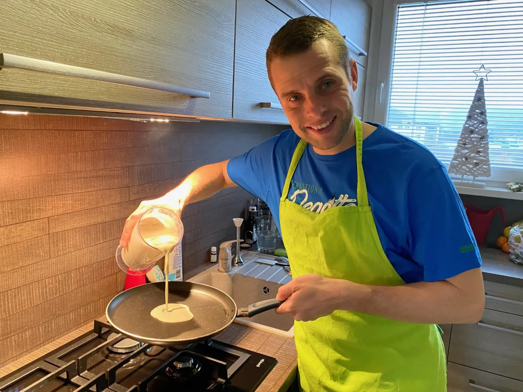 Doma sa riadne zapája aj siplomat a štatný tajomník Martin Klus!