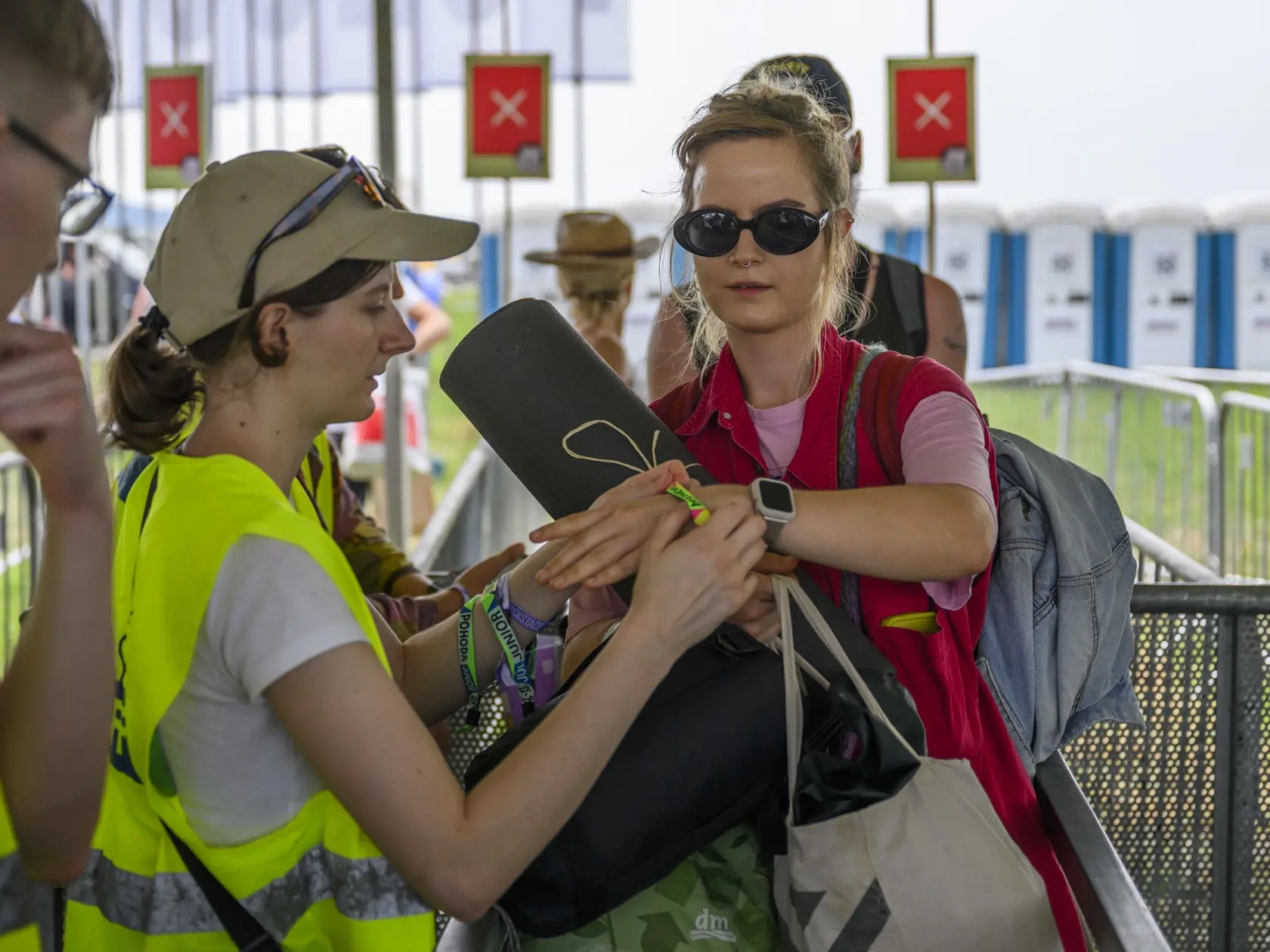 Na snímke odovzdávanie festivalových náramkov po otvorení 27. ročníka festivalu Pohoda vo štvrtok 11. júla 2024 v Trenčíne.
