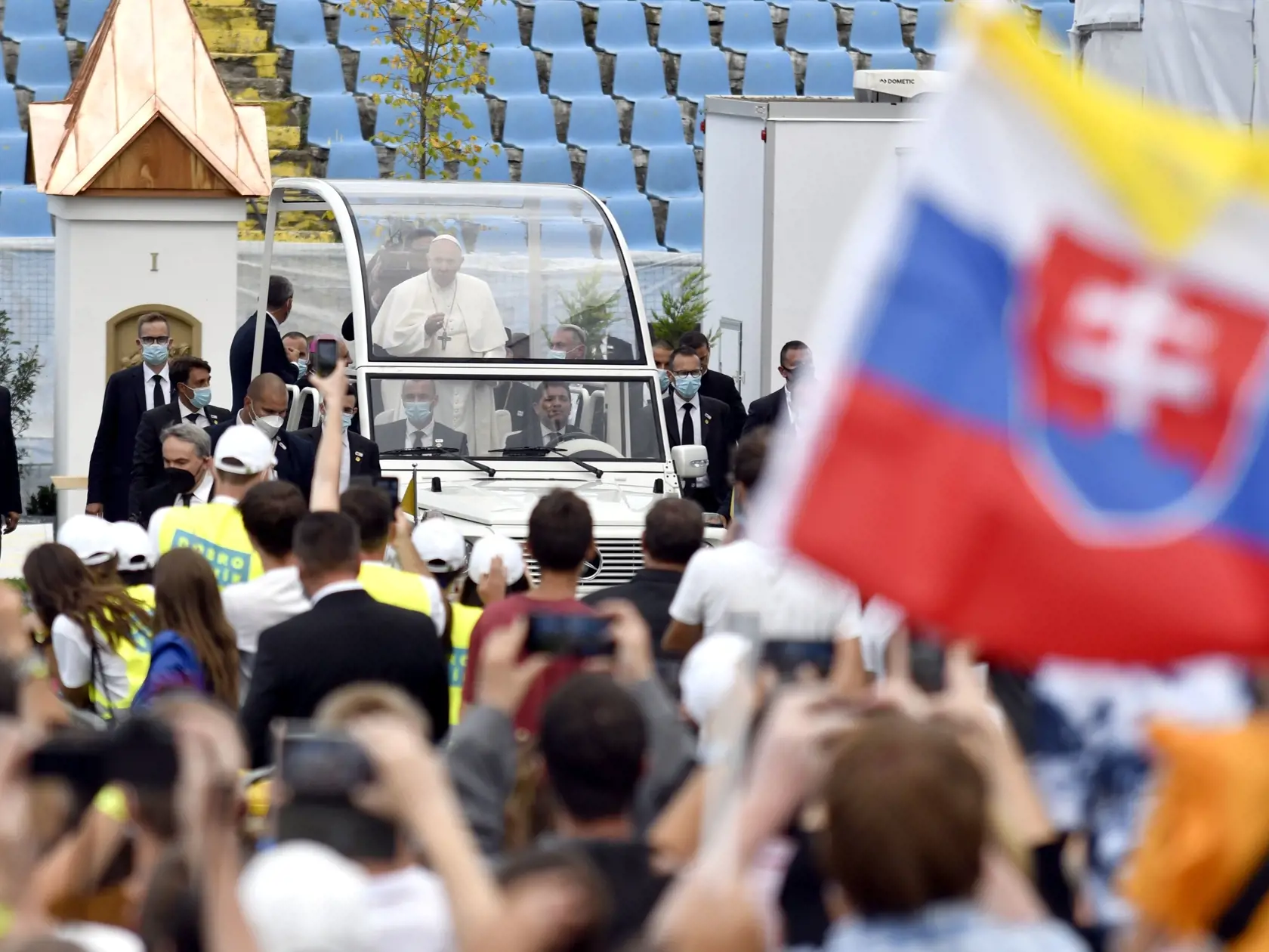 V nedeľu 12. septembra 2021 pricestoval na oficiálnu návštevu Slovenska pápež František. Počas návštevy, ktorá potrvá do 15. septembra, Svätý Otec zavíta do Bratislavy, Košíc, Prešova a Šaštína. Návšteva, ktorej mottom je “ S Máriou a Jozefom na ceste za Ježišom” je prvou cestou pápeža Františka na Slovensko. Počas návštevy Slovenska zavítal pápež František aj do Košíc. Na snímke príchod Svätého Otca papamobilom na stretnutie s mladými na Štadióne Lokomotíva v Košiciach 14. septembra 2021. FOTO 