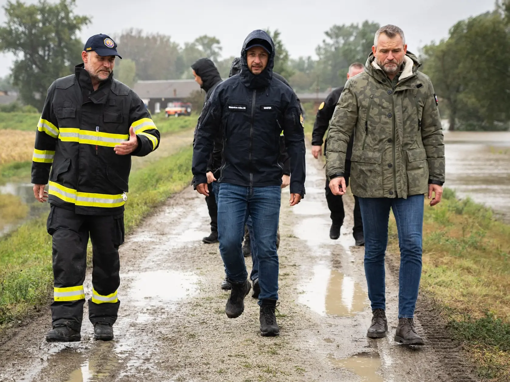 „Povedal som len jedno: na prvom mieste musia byť životy a zdravie ľudí. Keď budú všetci ohrození v bezpečí potom je čas zachraňovať majetok," určil priority Pellegrini.