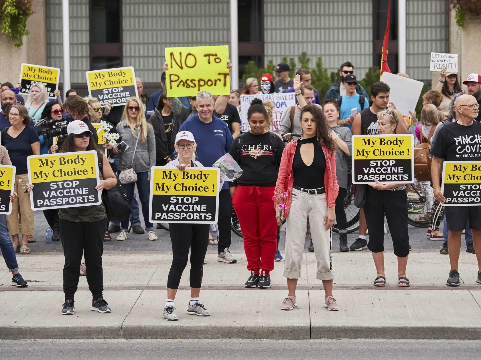 JB 5 Winnipeg - Demonštranti pochodujú k miestnej radnici počas protestu proti očkovaniu a vládnym opatreniam pre nezaočkovaných ľudí v kanadskom Winnipegu 13. septembra 2021. Protest v pondelok zorganizovala skupina nespokojných kanadských zdravotných sestier. FOTO TASR/AP

Protesters marched from the Manitoba Legislative Building to City Hall in Winnipeg, Canada on Monday, Sept. 13, 2021. A group that calls themselves Canadian Frontline Nurses organized protests in all Canadian Provinces Monda