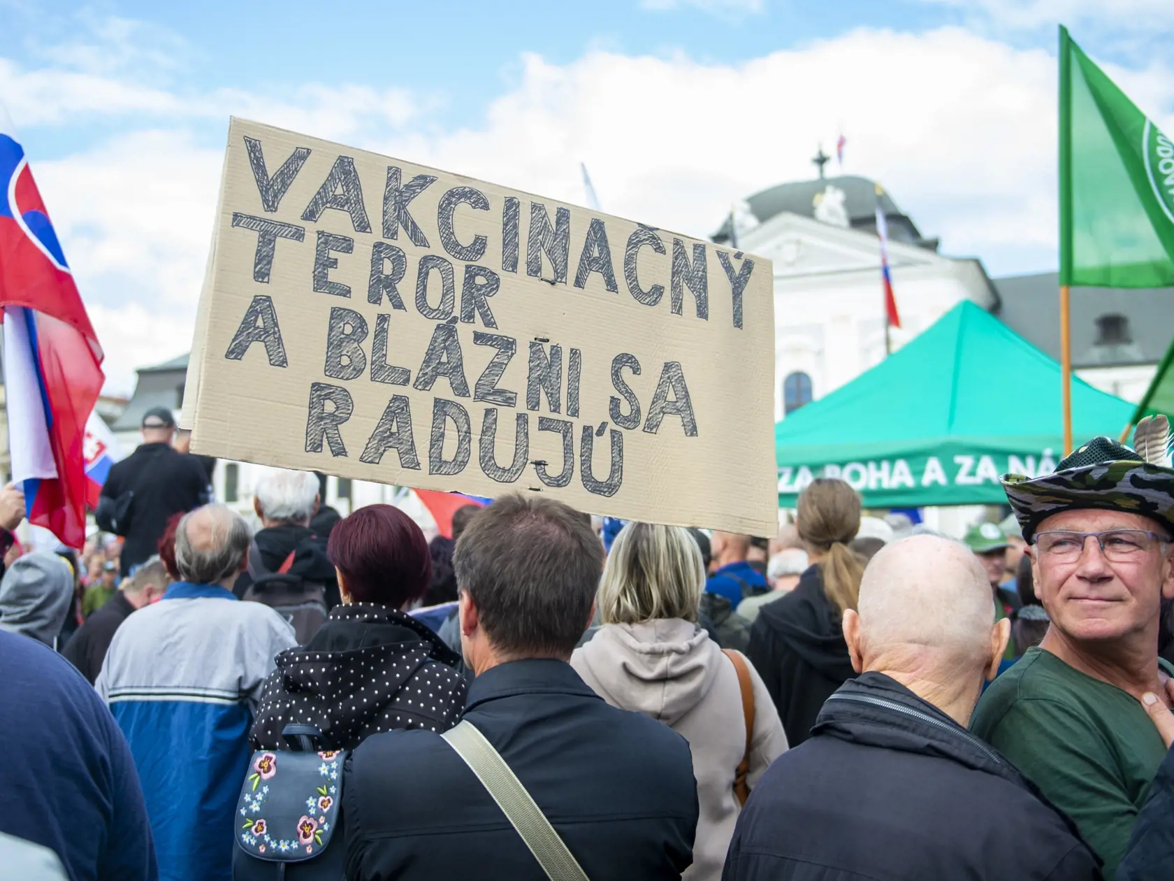 Účastníci protestu proti očkovaniu a vláde pred Prezidentským palácom