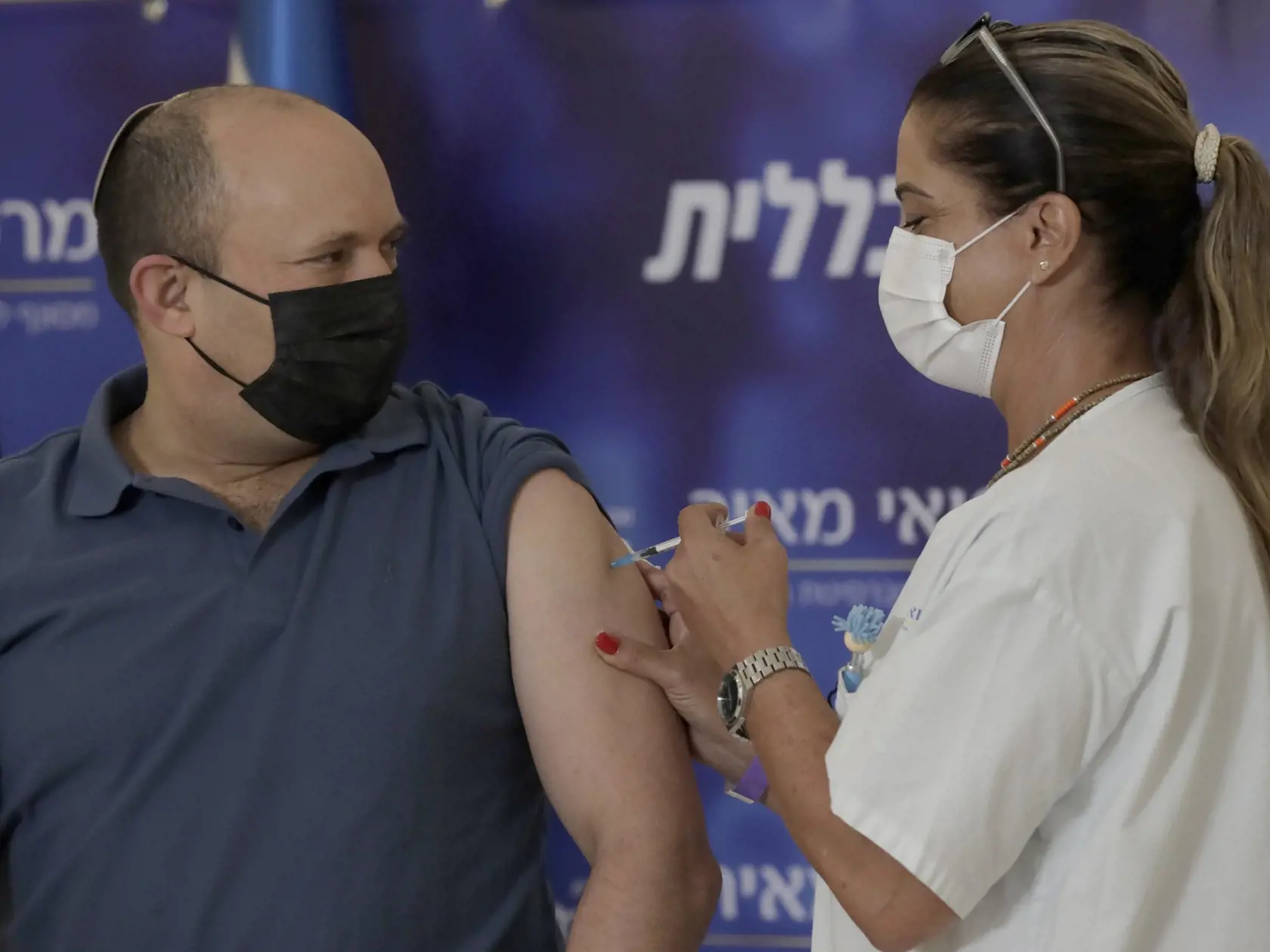 WA 18 Kfar Saba - Izraelský premiér Naftali Bennett dostáva vakcínu proti ochoreniu COVID-19 v nemocnici v izraelskom meste  Kfar Saba v piatok 20. augusta 2021. FOTO TASR/AP 

Israel's Prime Minister Naftali Bennett receives a booster shot for the coronavirus vaccine in the Meir Medical Center in Kfar Saba, Israel, Friday, Aug. 20, 2021. (AP Photo/Maya Alleruzzo)