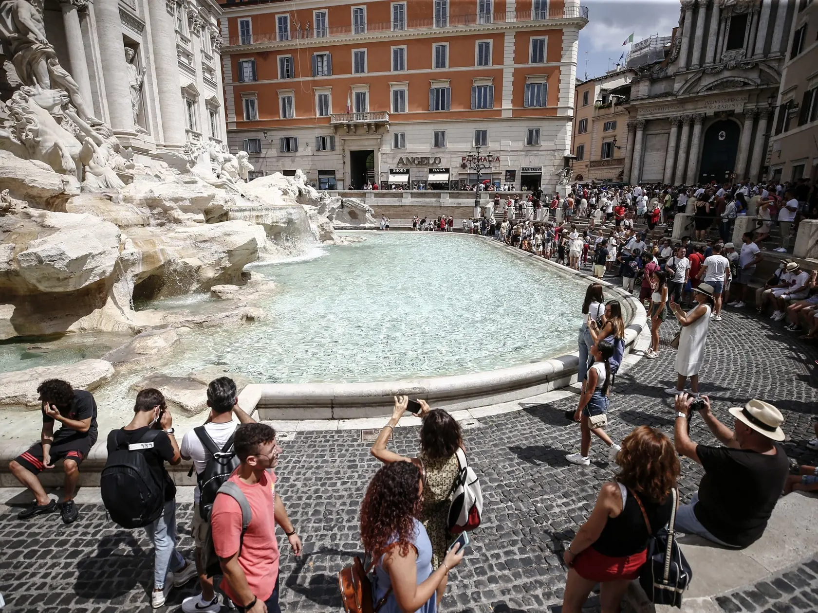 JB 30 Rím - Turisti obliehajú fontánu Di Trevi z 18. storočia v Ríme 20. augusta 2021. FOTO TASR/AP 

Tourists crowd Rome's Trevi Fountain,  Friday, Aug. 20, 2021. (Cecilia Fabiano/LaPresse via AP)