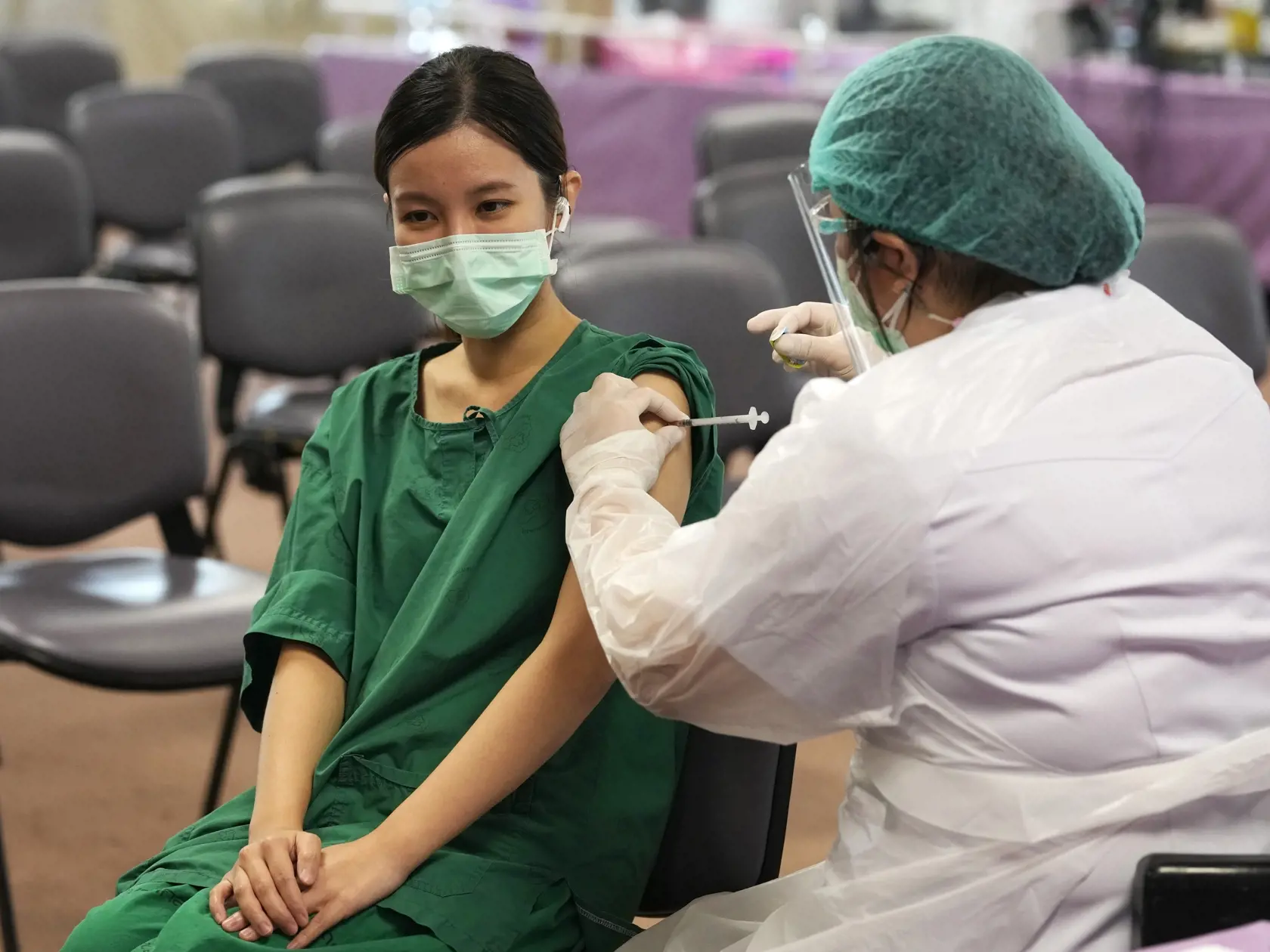 JB 28 Bangkok - Thajská zdravotníčka (vľavo) dostáva vakcínu Pfizer-BioNTech počas očkovania zdravotníkov proti ochoreniu COVID-19 vo vakcinačnom centre nemocnice v Bangkoku 10. augusta 2021. FOTO TASR/AP

A health worker receives a booster shot of the Pfizer-BioNTech COVID-19 vaccine at Bangkok Metropolitan Administration General hospital in Bangkok, Thailand, Tuesday, Aug. 10, 2021. (AP Photo/Sakchai Lalit)