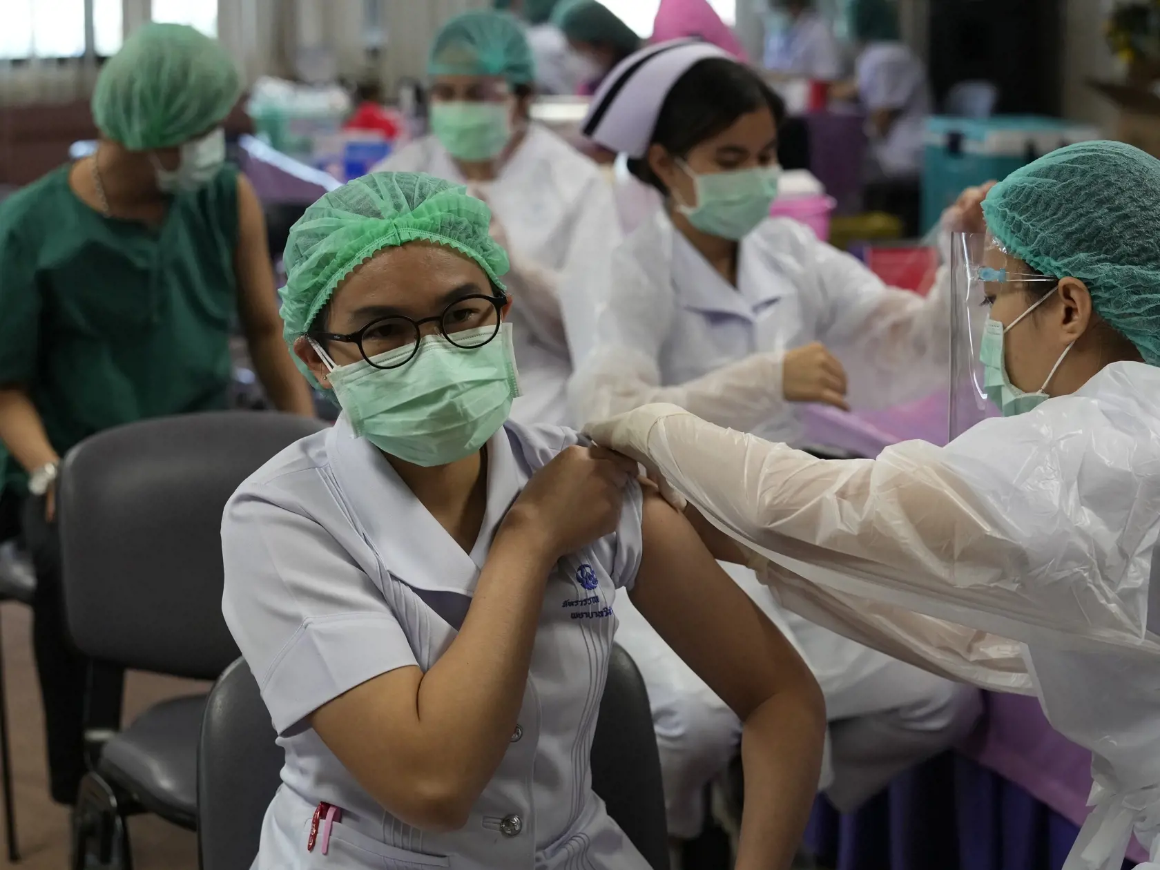 JB 30 Bangkok - Thajská zdravotníčka (vľavo) dostáva vakcínu Pfizer-BioNTech počas očkovania zdravotníkov proti ochoreniu COVID-19 vo vakcinačnom centre nemocnice v Bangkoku 10. augusta 2021. FOTO TASR/AP

A health worker receives a booster shot of the Pfizer-BioNTech COVID-19 vaccine at Bangkok Metropolitan Administration General hospital in Bangkok, Thailand, Tuesday, Aug. 10, 2021. (AP Photo/Sakchai Lalit)