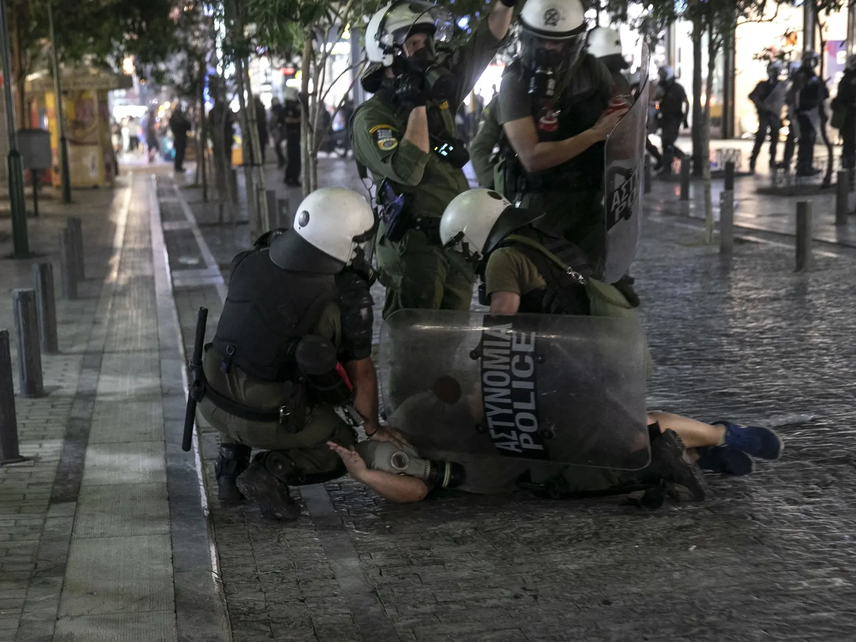 EBE 14 Atény - K potýčkam medzi demonštrantmi a gréckou políciou došlo v nedeľu v centre metropoly Atény počas protestného zhromaždenia odporcov protikoronavírusového očkovania. Na snímke policajti zatýkajú demonštranta s plynovou maskou počas protestu v Aténach 29. augusta 2021. FOTO TASR/AP


Police detain a masked anti-vaccine protester during clashes around central Syntagma square, in Athens, Greece, Sunday, Aug. 29, 2021. Police used tear gas to disperse thousands of protesters opposing gov