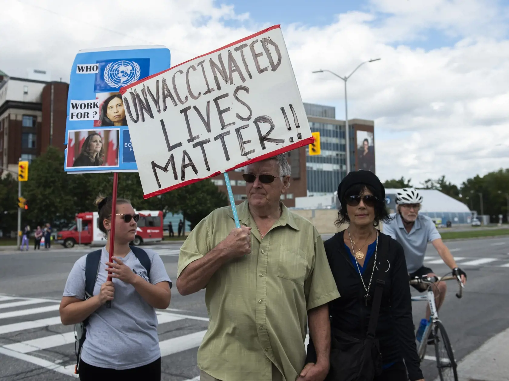 JB 8 Ottawa - Demonštranti prichádzajú pred nemocnicu počas protestu proti očkovaniu a vládnym opatreniam pre nezaočkovaných ľudí v kanadskom meste Ottawa 13. septembra 2021. Protest v pondelok zorganizovala skupina nespokojných kanadských zdravotných sestier. FOTO TASR/AP

People arrive for a protest against COVID-19 vaccinations and health measures, outside the Ottawa Hospital Civic Campus in Ottawa, on Monday, Sept. 13, 2021. (Justin Tang/The Canadian Press via AP)