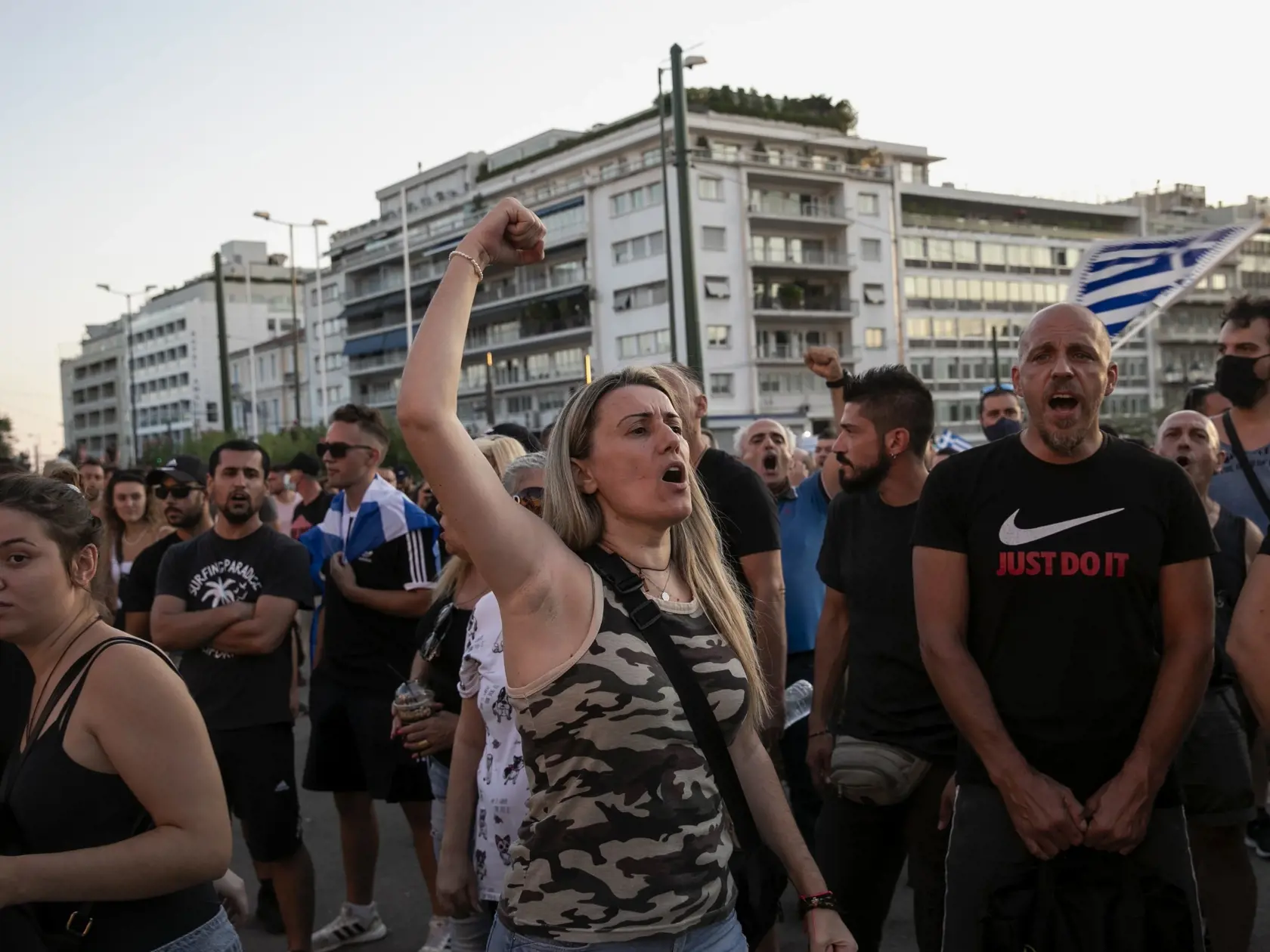EBE 16 Atény - K potýčkam medzi demonštrantmi a gréckou políciou došlo v nedeľu v centre metropoly Atény počas protestného zhromaždenia odporcov protikoronavírusového očkovania. Na snímke odporcovia očkovania proti ochoreniu COVID-19 počas demonštrácie v Aténach 29. augusta 2021. FOTO TASR/AP


Anti-vaccine protesters shout slogans during a rally at central Syntagma square, in Athens, Greece, Sunday, Aug. 29, 2021. Police used tear gas to disperse thousands of protesters opposing government's pl