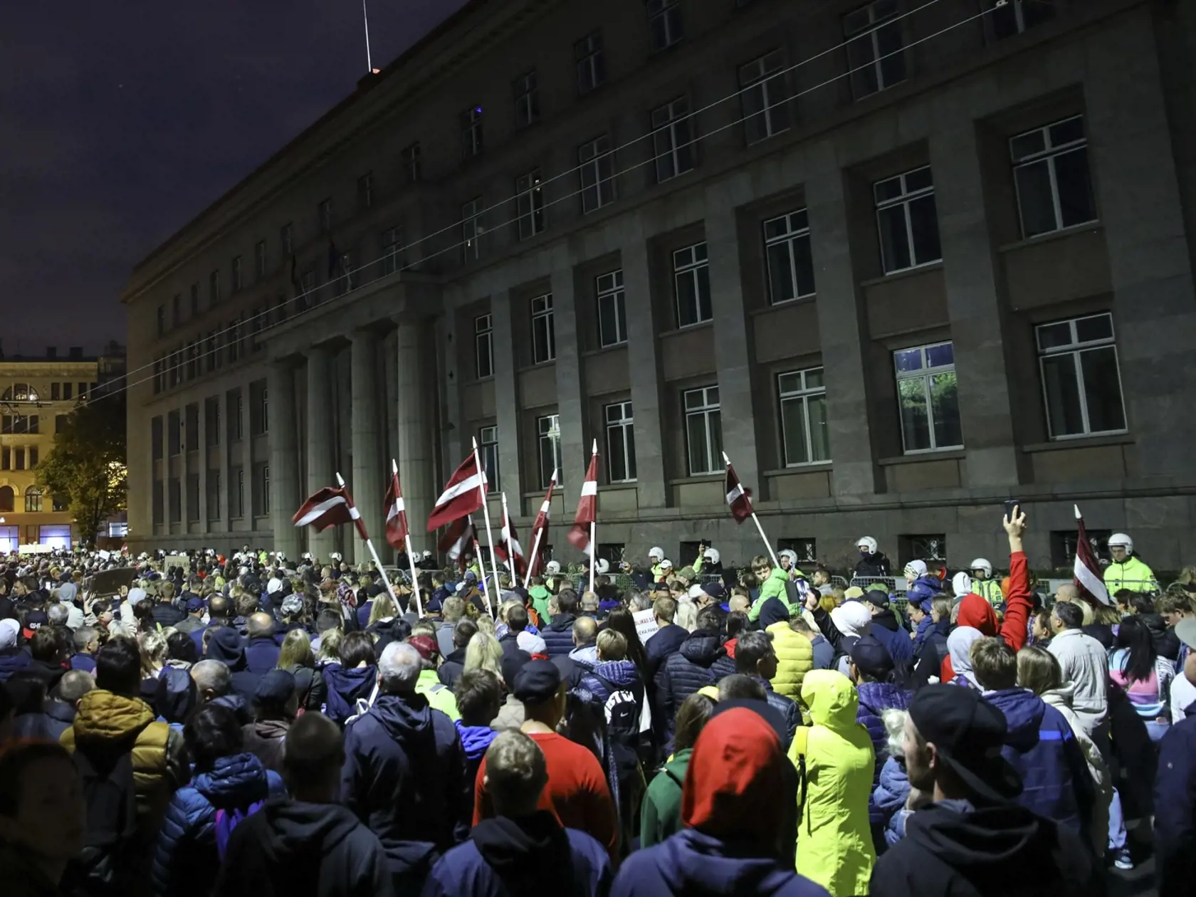 EBE 22 Riga - Demonštranti sa zhromaždili pred budovou vlády počas protestu proti povinnému očkovaniu v Rige v Lotyšsku v stredu 18. augusta 2021. Tisíce ľudí vyšli do ulíc lotyšského hlavného mesta Rigy v stredu neskoro v noci, aby protestovali proti povinnému očkovaniu zamestnancov v školstve a niektorých iných sektoroch proti ochoreniu COVID-19. FOTO TASR/AP

Protesters gather at the government building during a protest against mandatory vaccinations, in Riga, Latvia, Wednesday, Aug. 18, 2021