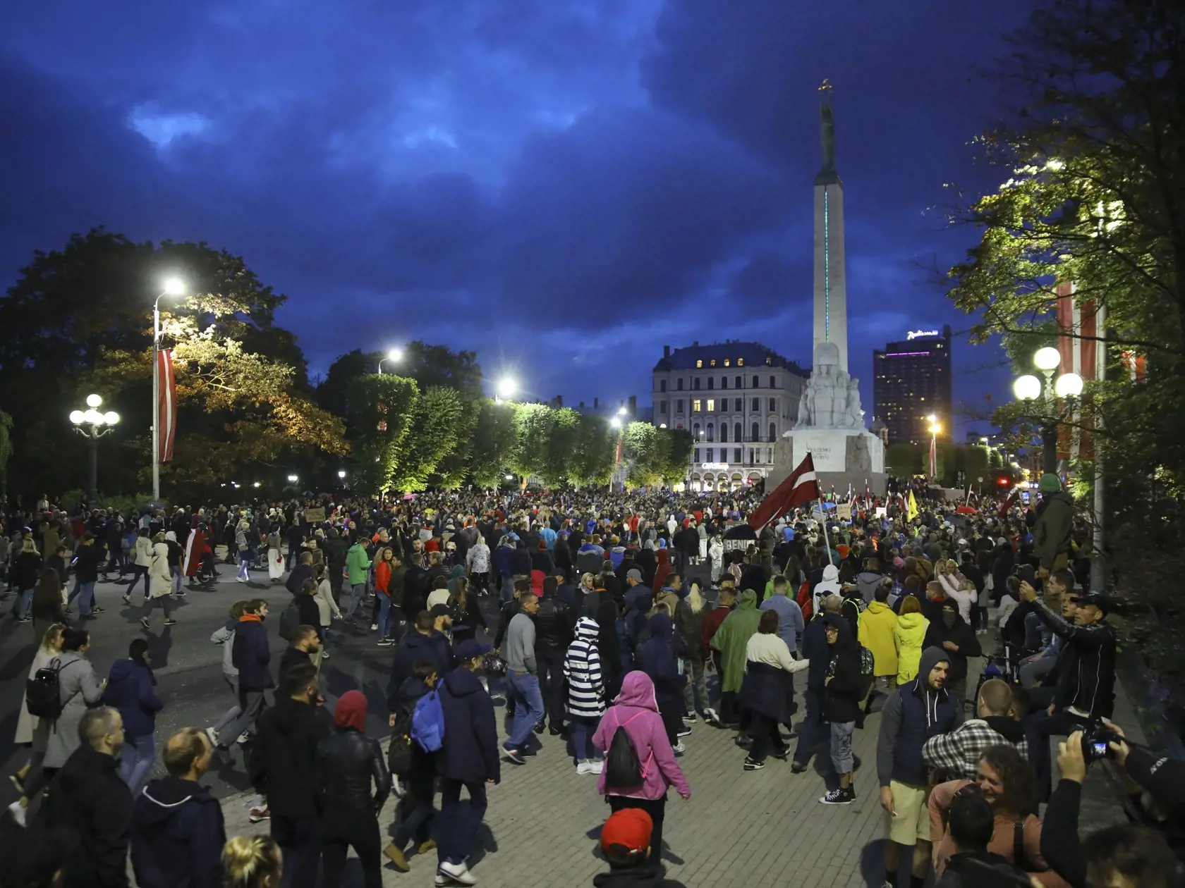 EBE 23 Riga - Demonštranti pochodujú počas protestu proti povinnému očkovaniu v Rige v Lotyšsku v stredu 18. augusta 2021. Tisíce ľudí vyšli do ulíc lotyšského hlavného mesta Rigy v stredu neskoro v noci, aby protestovali proti povinnému očkovaniu zamestnancov v školstve a niektorých iných sektoroch proti ochoreniu COVID-19. FOTO TASR/AP

Protesters march during a protest against mandatory vaccinations, in Riga, Latvia, Wednesday, Aug. 18, 2021. Some thousands of people took to the streets of La