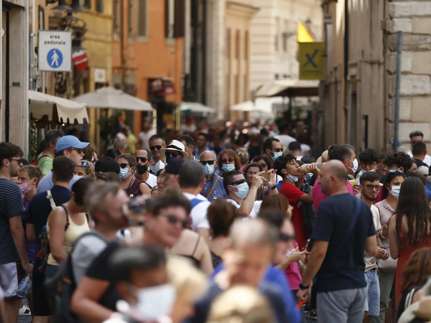 JB 31 Rím - Dav turistov na ceste vedúcej k fontáne Di Trevi z 18. storočia v Ríme 20. augusta 2021. FOTO TASR/AP 

Tourists crowd the road leading to Rome's Trevi Fountain,  Friday, Aug. 20, 2021. (Cecilia Fabiano/LaPresse via AP)