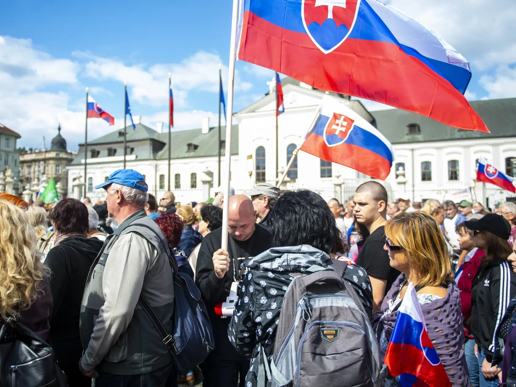 Na snímke účastníci protestu proti očkovaniu a vláde SR pred Prezidentským palácom 1. septembra 2021 v Bratislave. FOTO TASR - Jakub Kotian
