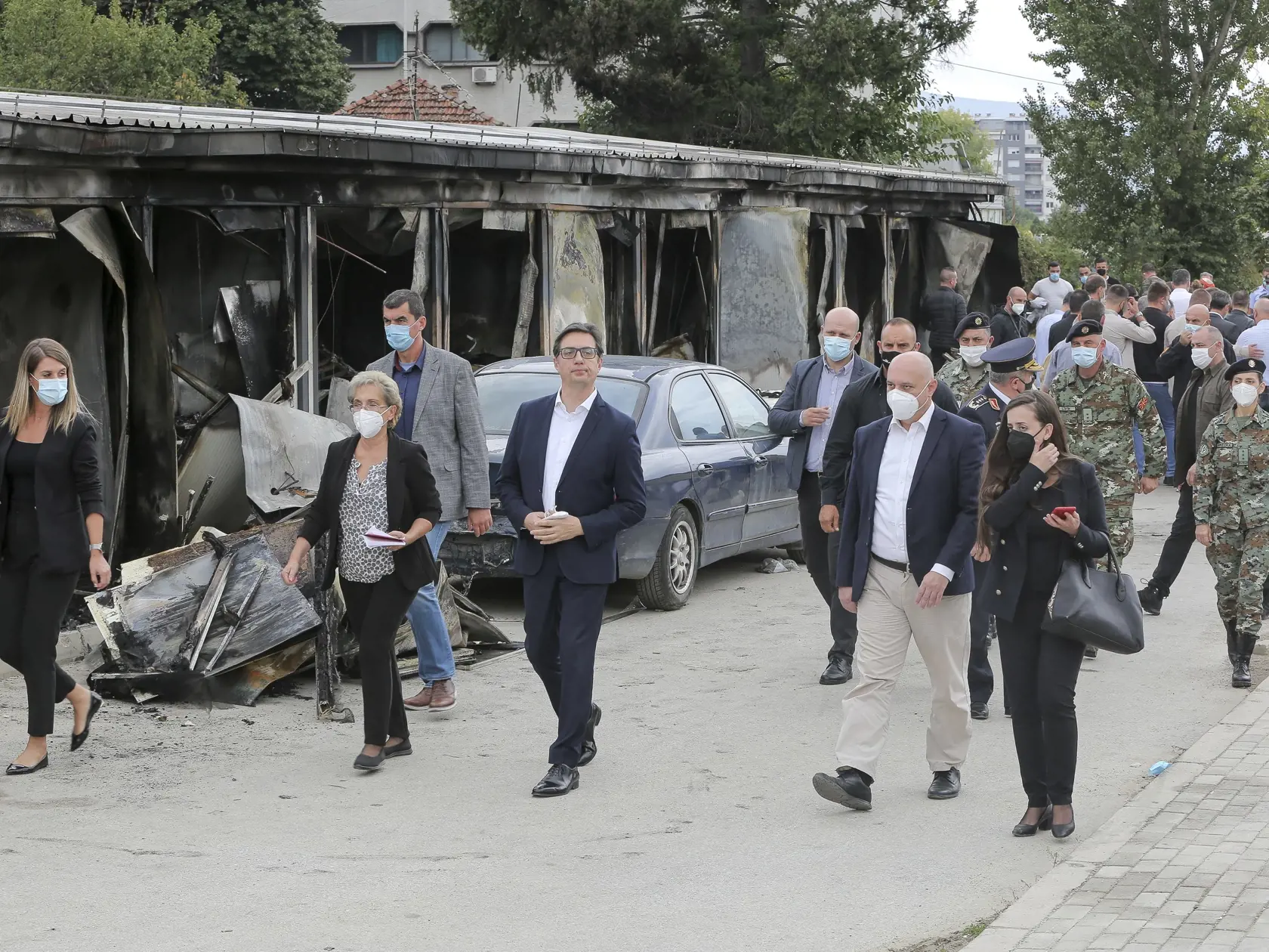 JB 11 Tetovo - Macedónsky prezident Stevo Pendarovski (uprostred) kráča na mieste zhoreniska nemocnice pre covidových pacientov počas jeho návštevy v severomacedónskom meste Tetovo 9. septembra 2021. Najmenej 14 ľudí prišlo o život pri požiari, ktorý vypukol v stredu v nemocnici pre covidových pacientov v meste Tetovo v Severnom Macedónsku. Aktualizovanú bilanciu priniesla vo štvrtok agentúra AFP. Kliniku v Tetove postavili len vlani za účelom liečby pacientov s ochorením COVID-19, pripomína AFP
