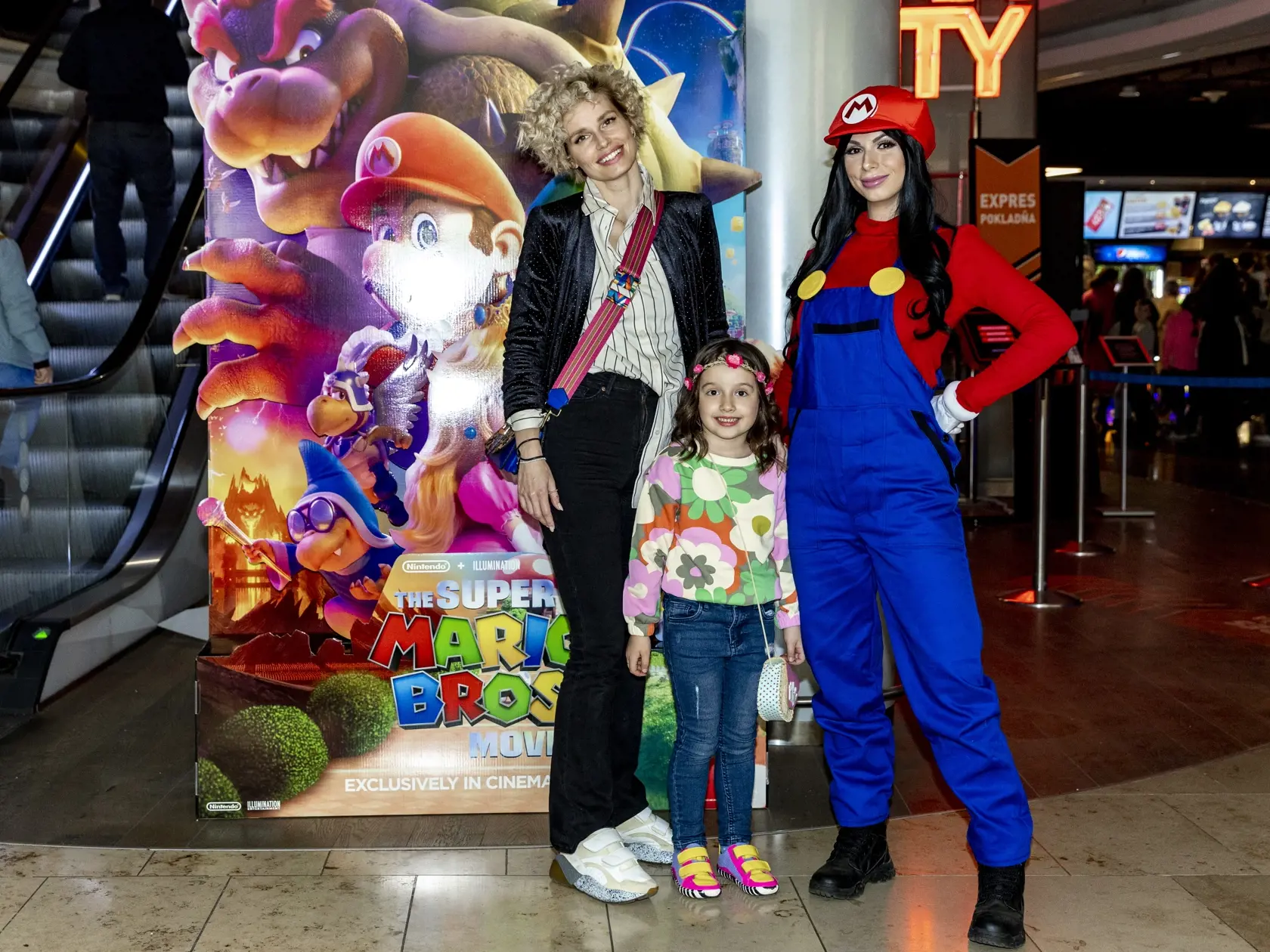 Na snímke je Diana Hágerová s dcérkou na premiére filmu The Super Mario.