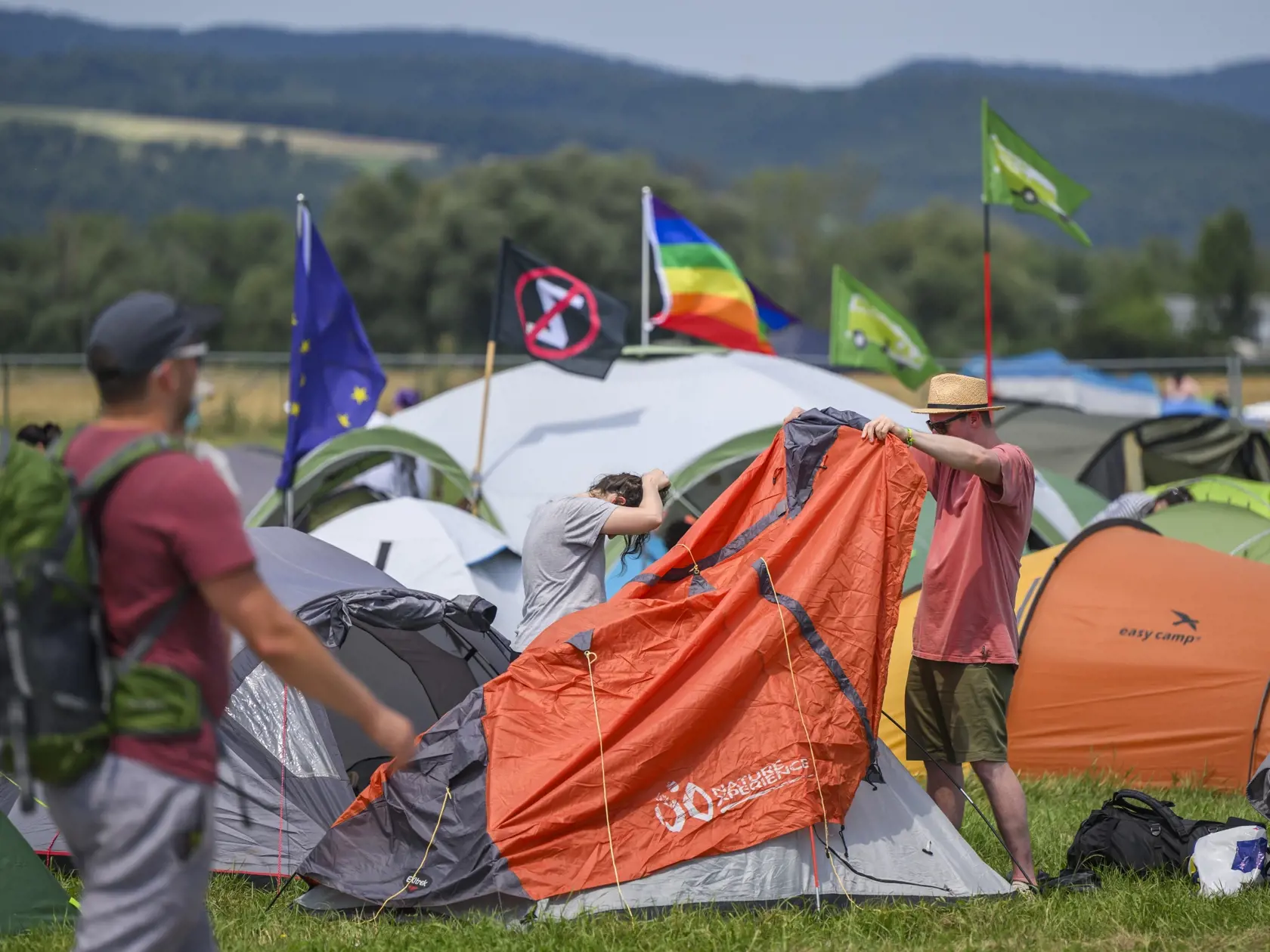 Na snímke ľudia stavajú stany po otvorení 27. ročníka festivalu Pohoda vo štvrtok 11. júla 2024 v Trenčíne.