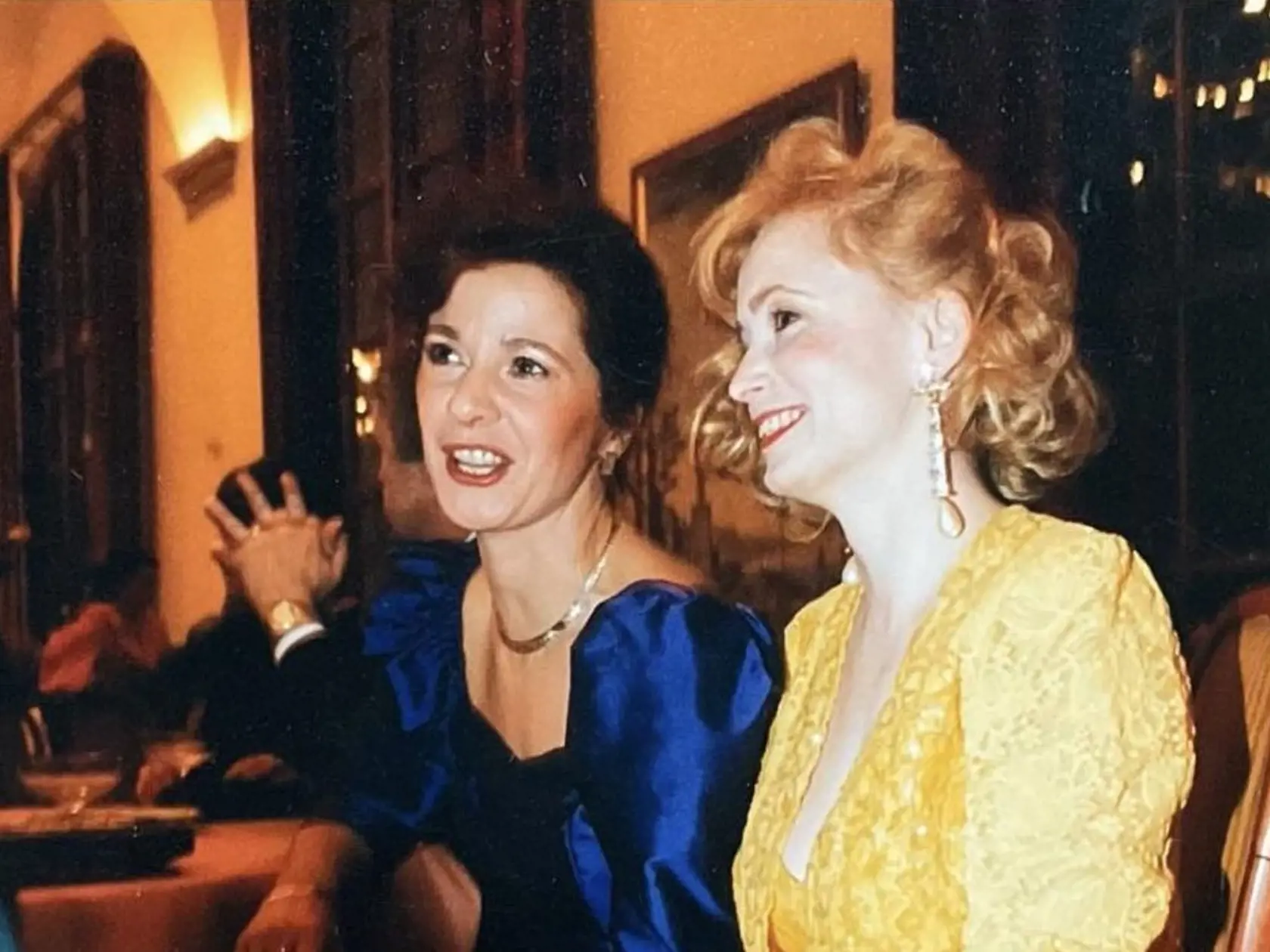 Kamila Magálová (vľavo) v roku 1994. Na Plese v opere v Prahe sa takto zabávali spolu s herečkou Janou Nagyovou, ktorá stvárnila Arabelu.