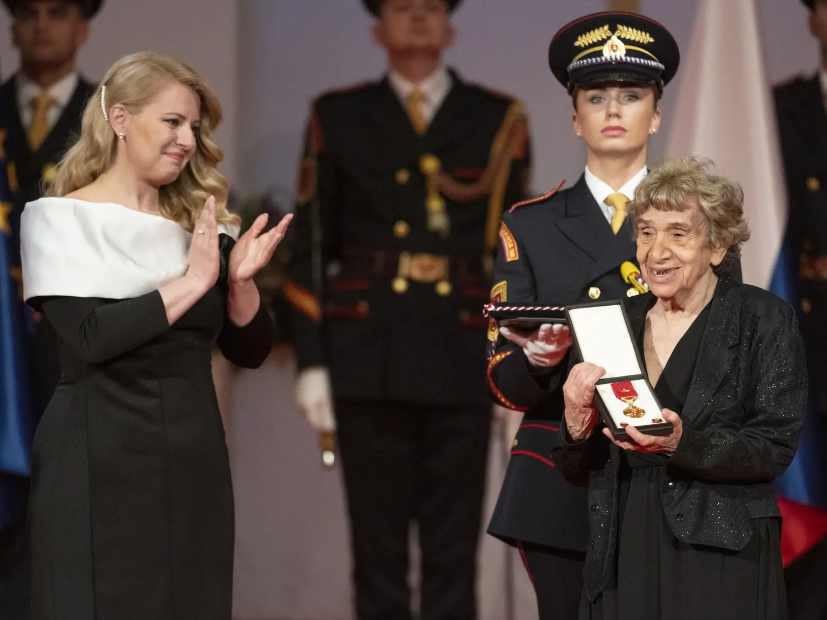 Prezidentka SR Zuzana Čaputová v nedeľu ocenila 25 osobností spoločenského, kultúrneho a športového života, z toho šesť in memoriam. Štátne vyznamenania udelila aj tento rok v náhradnom termíne. Ceremoniál sa uskutočnil v budove Slovenskej filharmónie v Bratislave. Na snímke vľavo prezidentka SR Zuzana Čaputová a Zuzana Mináčová si preberá Pribinov kríž I. triedy za mimoriadne zásluhy o kultúrny rozvoj Slovenskej republiky počas slávnostného ceremoniálu udeľovania štátnych vyznamenaní.