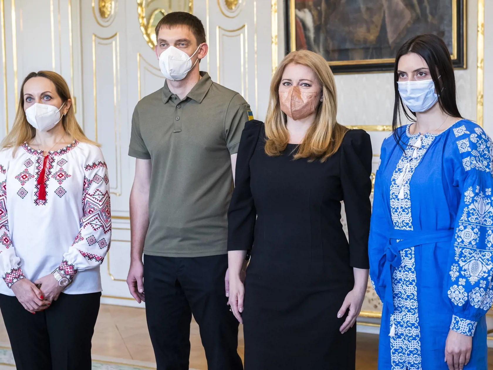 Najvyššia ústavná činiteľka Slovenska Zuzana Čaaputová privítala v prezidentskom paláci poslankyňu Verchovnej rady Ukrajiny Olenu Chomenkovú, starostu ťažko vojnou skúšaného ukrajinského mesta Melitopoľ Ivana Fedorova a poslankyňu Verchovnej rady Ukrajiny Mariu Mezencevovú (prvá sprava) 29. marca 2022.