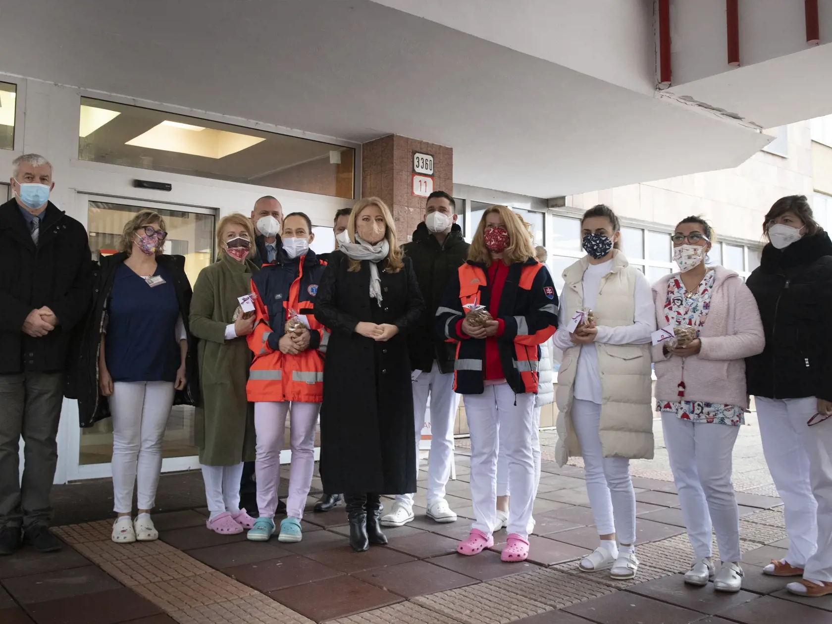 Počas Vianoc 2021 sa prezidentka Zuzana Čaputová venovala ľuďom, ktorí sú pre Slovensko veľmi dôležití a museli cez sviatky pracovať. Na snímke uprostred je prezidentka počas návštevy zdravotníkov slúžiacich v Nemocnici sv. Cyrila a Metoda na Antolskej v Bratislave na Štedrý deň v piatok 24. decembra 2021.