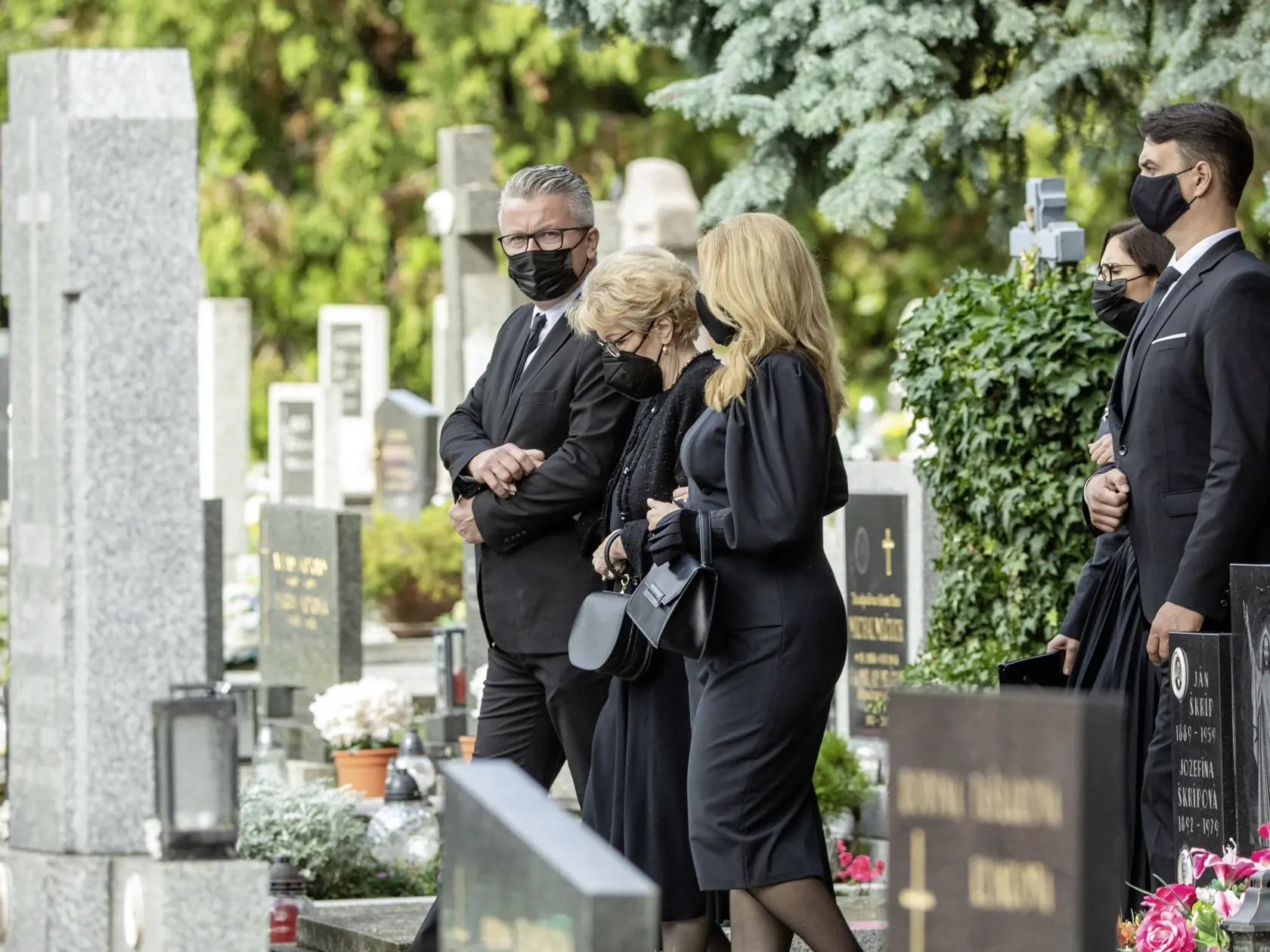 Najsmutnejšie chvíle prezidentky Zuzany Čaputovej ale prišli ešte v priebehu pápežovej návštevy. Počas jeho pobytu na Slovensku zomrel po dlhej a ťažkej chorobe vo veku 79 rokov prezidentkin milovaný otec Štefan Strapák. Na snímke je hlava štátu na poslednej rozlúčke s ocinom.