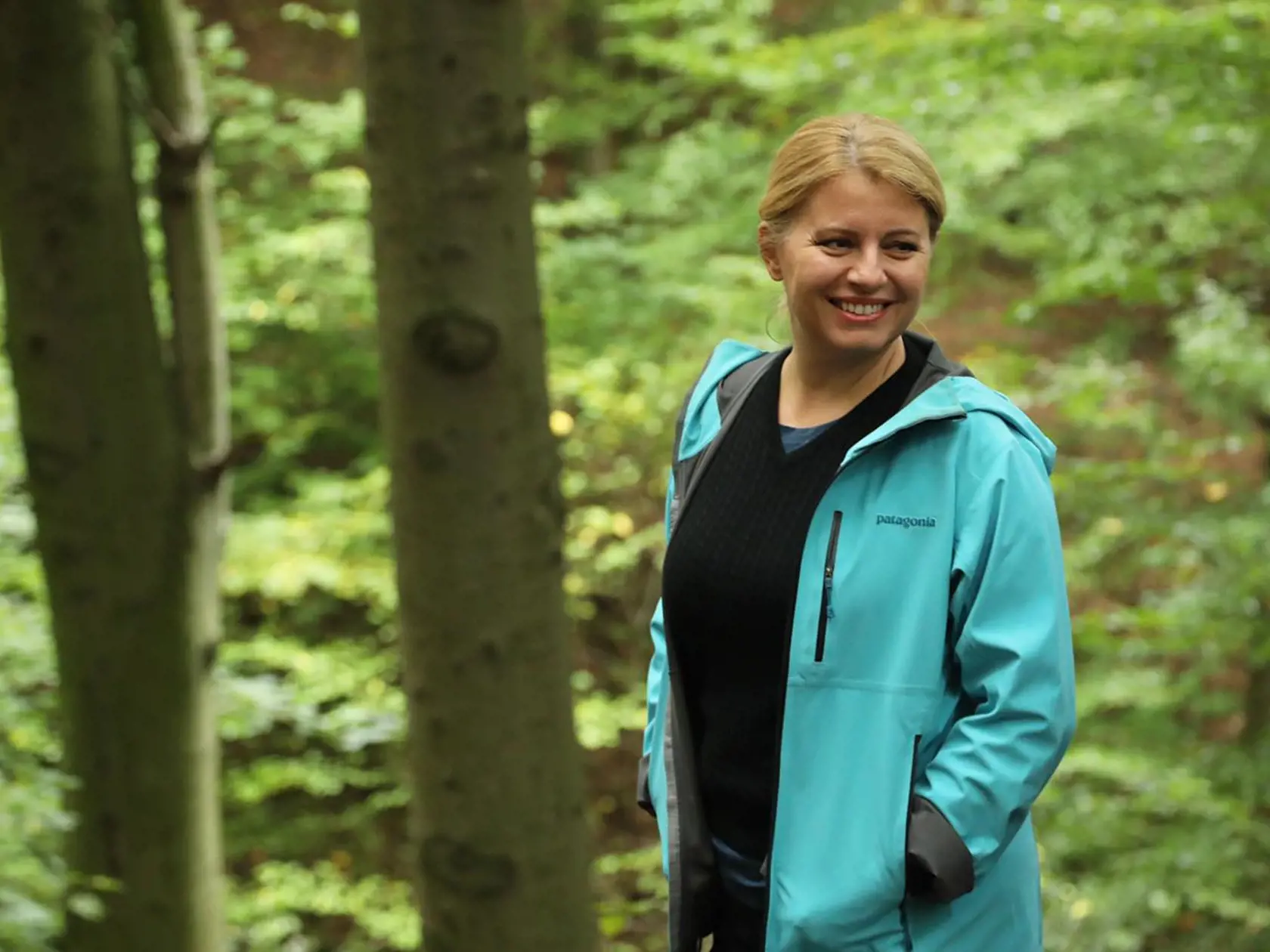 Najradšej ale vidíme na tvári nielen hlavy štátu úsmev. Zuzana Čaputová si konečne oddýchla, odložila slušné šaty a do lesa sa so študentmi vybrala v turistických nohaviciach a športovej bunde.