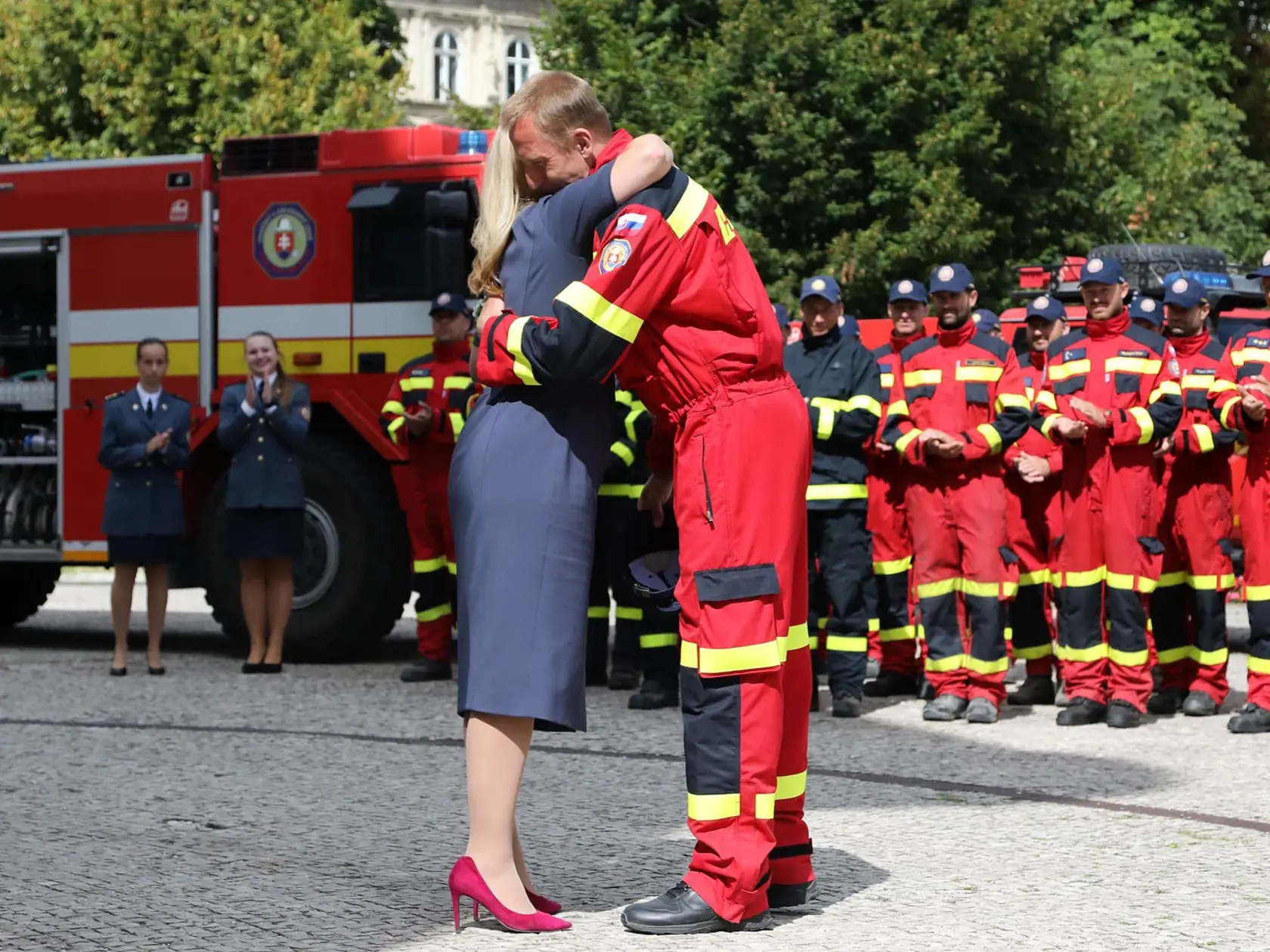 Prezidentka Zuzana Čaputová urobila mimoriadne netradičný krok a objala hasiča, ktorý ako stovky ďalších chránia naše životy pri požiaroch a iných pohromách. Tento krok urobila ako vďaku v mene Slovenska.