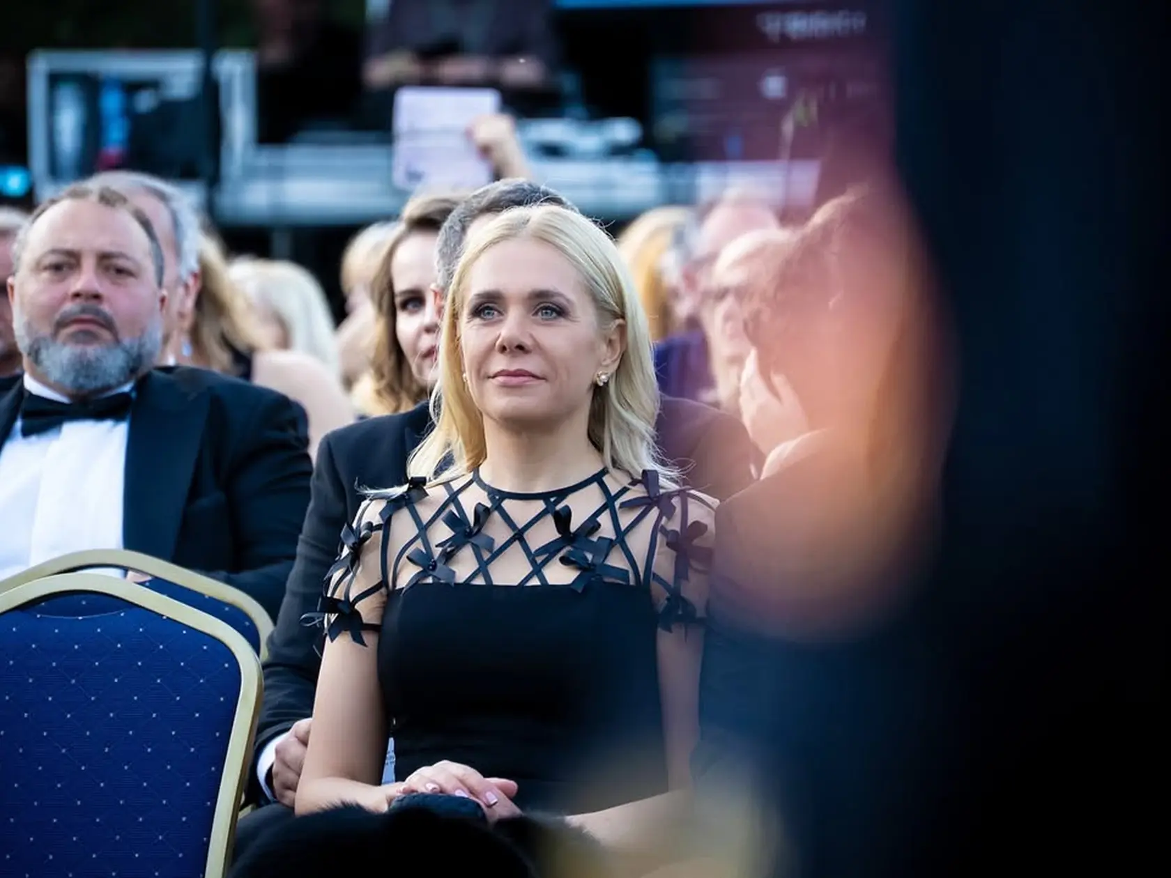 Denisa Saková bola na koncerte v nádherných čiernych šatách so zaujímavým detailom v oblasti dekoltu, ktorý jej dodal doslova dievčenský šmrnc. 