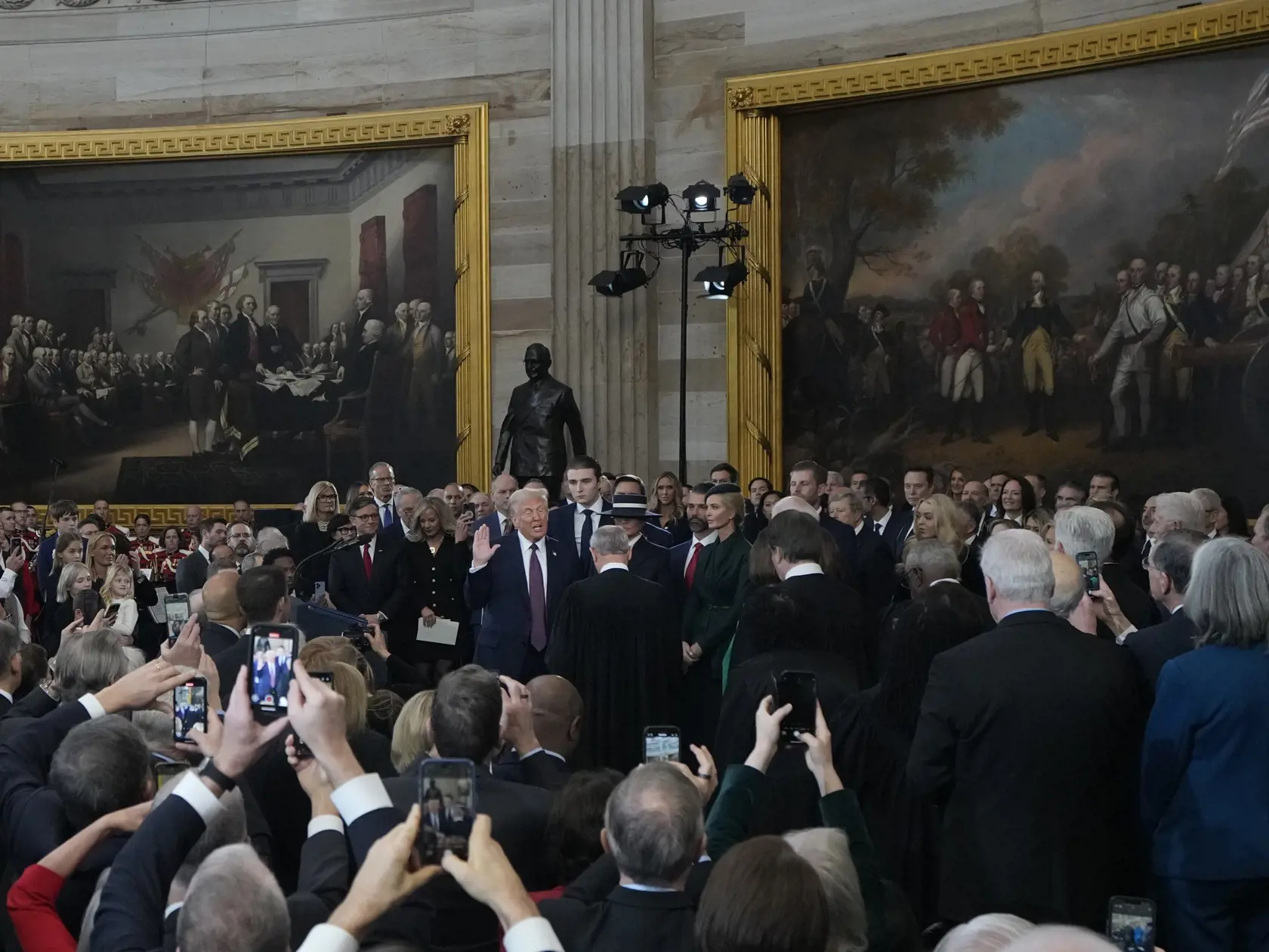 JB 37 Washington - Americký prezident Donald Trump (uprostred vľavo) skladá prísahu do rúk predsedu Najvyššieho súdu USA Johna Robertsa (uprostred vpredu) a Melania Trumpová (uprostred vpravo) drží bibliu počas dnešnej inaugurácie 47. prezidenta USA Donalda Trumpa Bidena a 50. viceprezidenta JD Vancea v Rotunde amerického Kapitolu vo Washingtone 20. januára 2025. Republikán Donald Trump v rotunde amerického Kapitolu v pondelok napoludnie miestneho času (18.00 h SEČ) zložil slávnostnú prísahu na svoje druhé funkčné obdobie a stal sa tak 47. prezidentom Spojených štátov amerických. Informuje o tom TASR. FOTO TASR/AP

Donald Trump is sworn in as the 47th president of the United States by Chief Justice John Roberts as Melania Trump holds the Bible during the 60th Presidential Inauguration in the Rotunda of the U.S. Capitol in Washington, Monday, Jan. 20, 2025. (AP Photo/Julia Demaree Nikhinson, Pool)