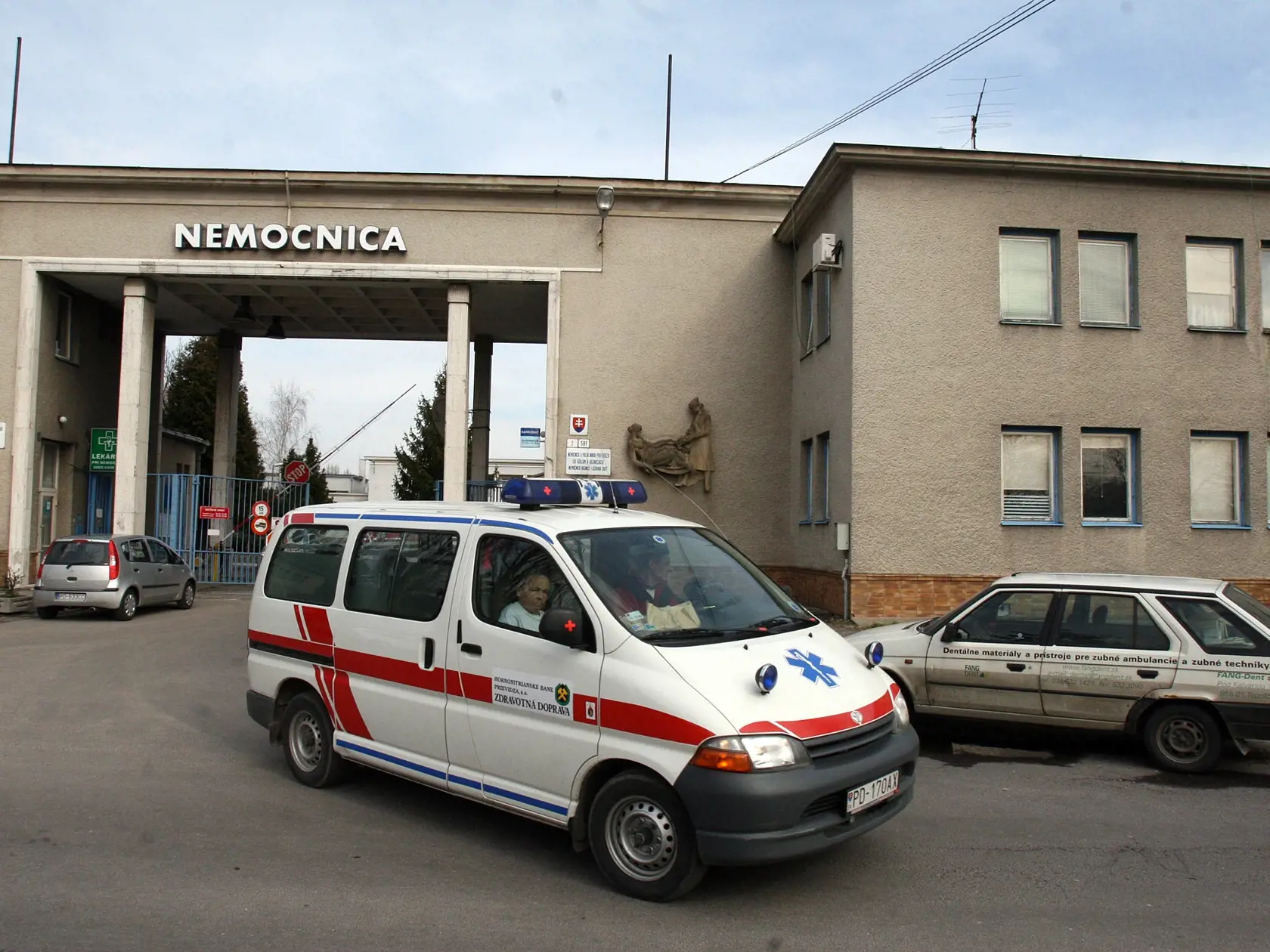 Nemocnica v Bojniciach: 15,2 mil. eur - Prostriedky plánujú využiť na výstavbu a vybavenie nového oddelenia anestéziológie a intenzívnej medicíny (OAIM) na prízemí hlavného pavilónu, vybudovanie a vybavenie novej centrálnej sterilizácie, rekonštrukciu časti gynekologicko-pôrodníckeho oddelenia: časť novorodenci a šestonedelie či výmenu horizontálnych a vertikálnych rozvodov v časti monobloku nad novým OAIM, nové okná, fasáda/zateplenie, fotovoltaika na streche, vybavenie jedálne a kuchyne.