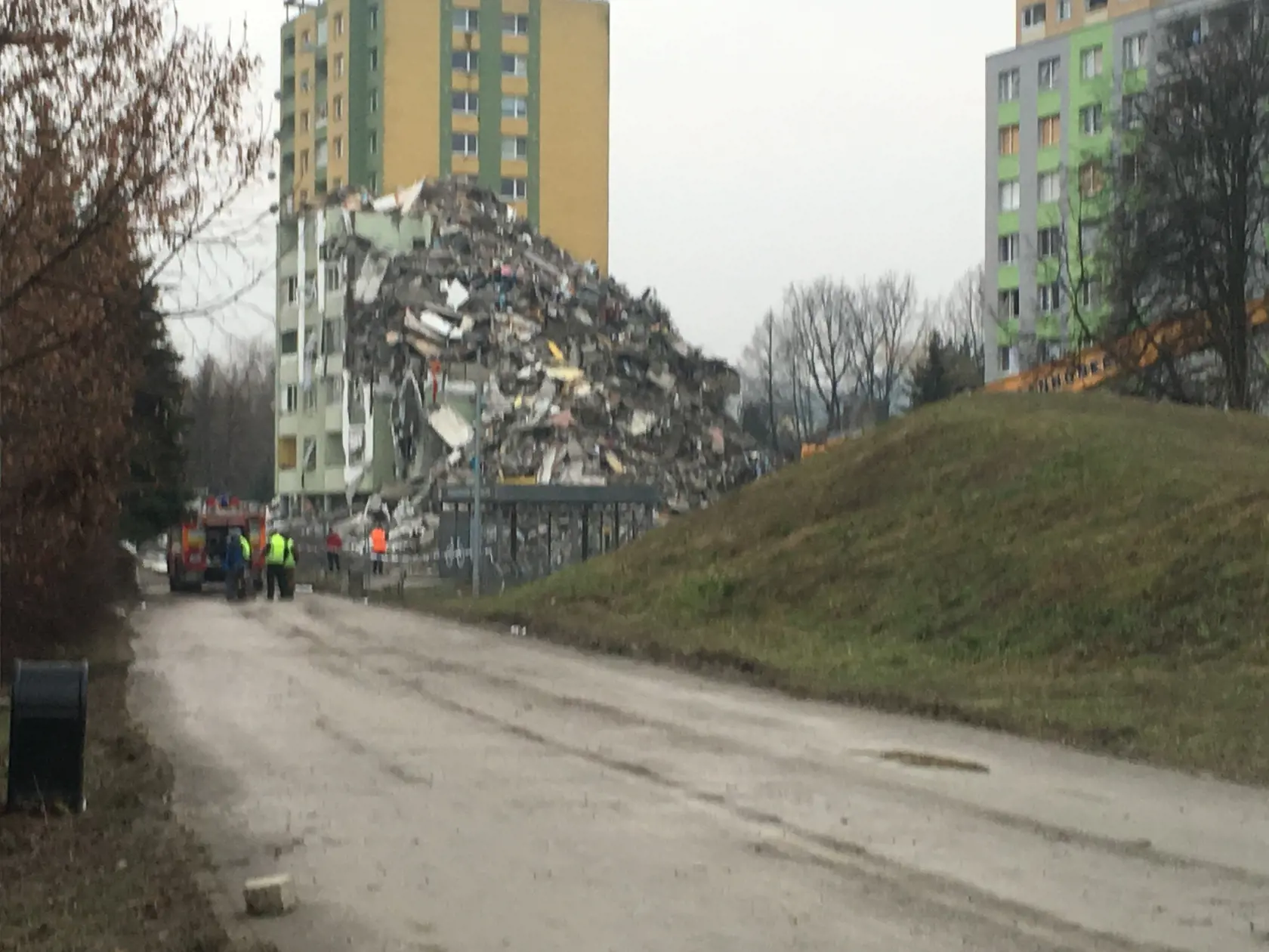 Z bytovky ostalo len torzo, ktoré je zasypané tonami sitín.