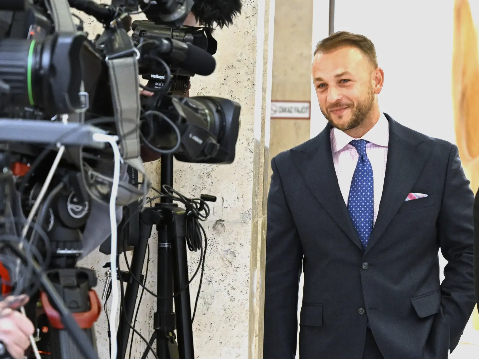 Na snímke minister vnútra SR Matúš Šutaj Eštok  (Hlas-SD) príchádza na mimoriadne 85. zasadnutie vlády SR v pondelok 7. apríla 2025 v Bratislave. FOTO TASR - Pavel Neubauer