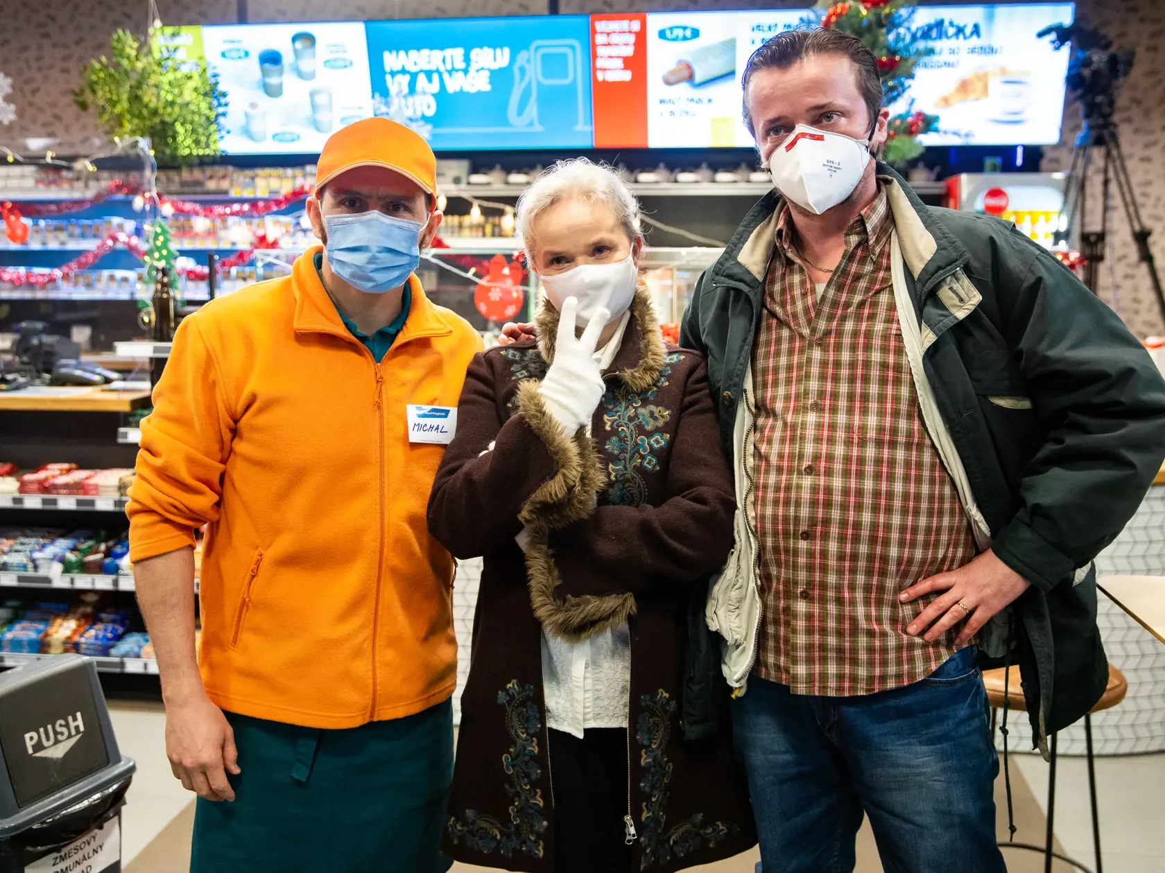 Natáčanie komediálneho seriálu z produkcie RTVS v Lozorne. Na snímke Petra Vančíková-Kolevská, Michal Kubovčík a Dano Heriban.