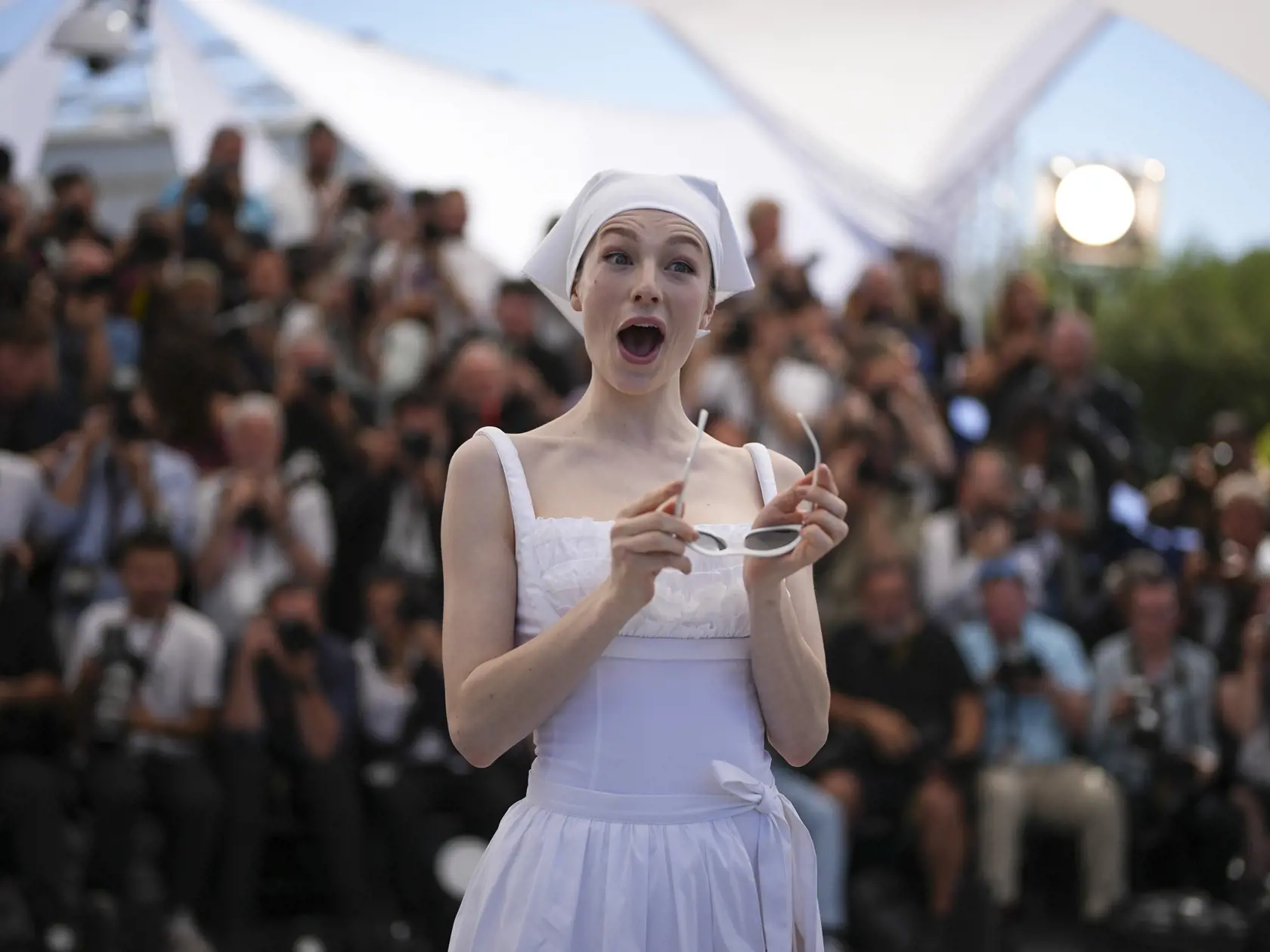 Hunter Schaferová pózuje fotografom počas príchodu na fototermín k filmu Kinds of Kindness na 77. ročníku Medzinárodného filmového festivalu v Cannes 18. mája 2024.