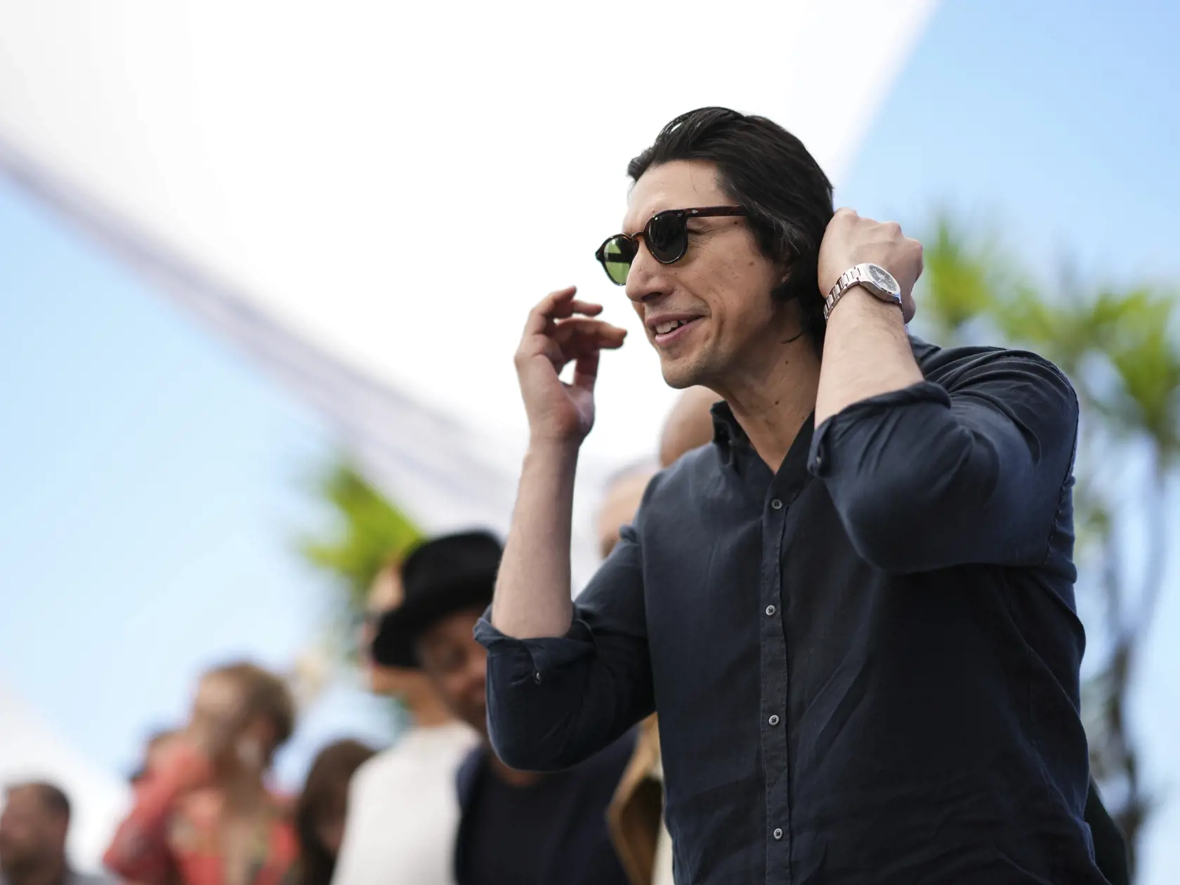 Americký herec Adam Driver pózuje fotografom počas príchodu na fototermín k filmu Megalopolis na 77. ročníku Medzinárodného filmového festivalu v Cannes 17. mája 2024.