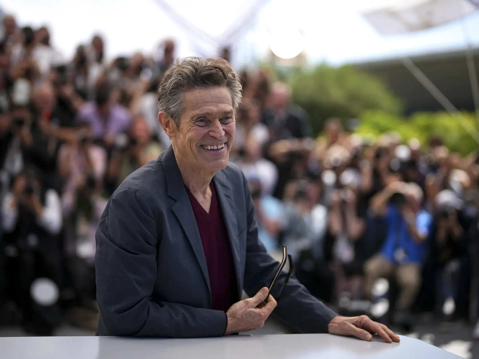 Willem Dafoe pózuje fotografom počas príchodu na fototermín k filmu Kinds of Kindness na 77. ročníku Medzinárodného filmového festivalu v Cannes 18. mája 2024.