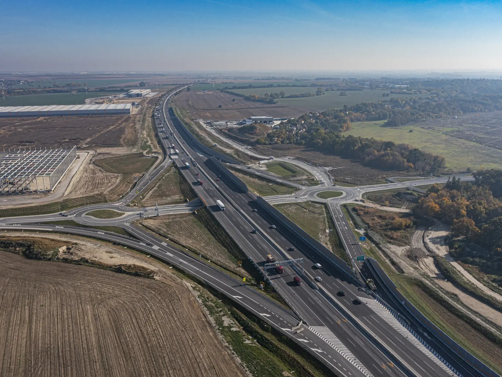 Národná diaľničná spoločnosť (NDS) spustila v piatok 29. októbra 2021 do ostrej prevádzky diaľničnú mimoúrovňovú križovatku Triblavina pri Bratislave. Umiestnená je na 18. kilometri diaľnice D1 medzi Bratislavou a Trnavou. Zlepšiť má dopravnú situáciu v okolí, najmä obyvateľom Bernolákova a ďalších spádových obcí. Na snímke z dronu križovatka Triblavina pri Bratislave 27. októbra 2021. FOTO TASR - Michal Svítok