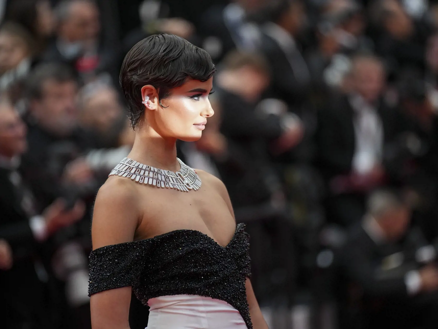 Americká modelka Taylor Hillová pózuje fotografom počas príchodu na premiéru filmu The Second Act na 77. ročníku Medzinárodného filmového festivalu v Cannes 14. mája 2024.