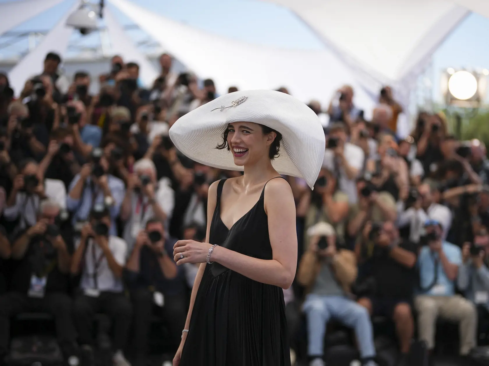 Margaret Qualleyová pózuje fotografom počas príchodu na fototermín k filmu Kinds of Kindness na 77. ročníku Medzinárodného filmového festivalu v Cannes 18. mája 2024.