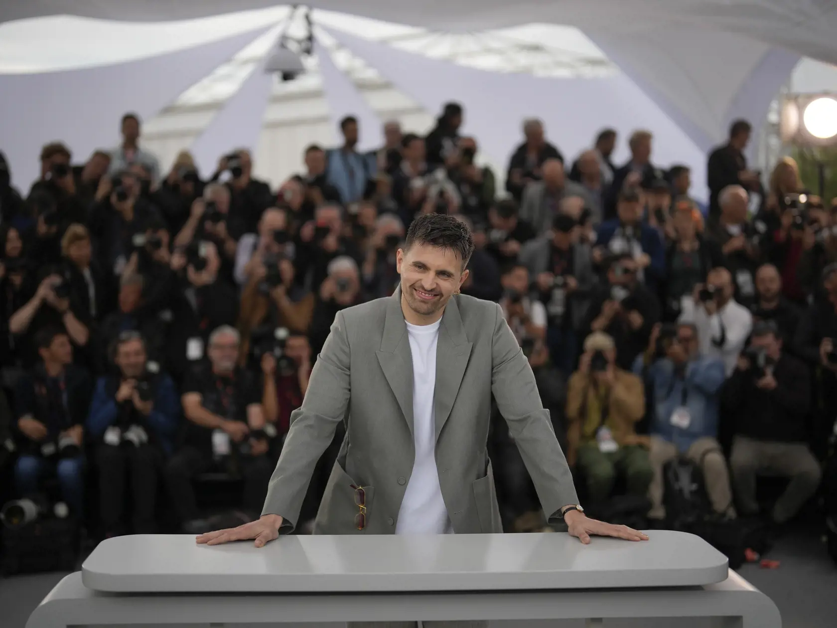 Raphael Quenard pózuje fotografom počas príchodu na fototermín k filmu The Second Act na 77. ročníku Medzinárodného filmového festivalu v Cannes 15. mája 2024.