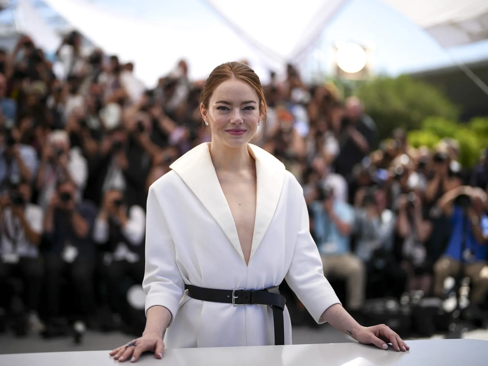 Emma Stoneová pózuje fotografom počas príchodu na fototermín k filmu Kinds of Kindness na 77. ročníku Medzinárodného filmového festivalu v Cannes 18. mája 2024.