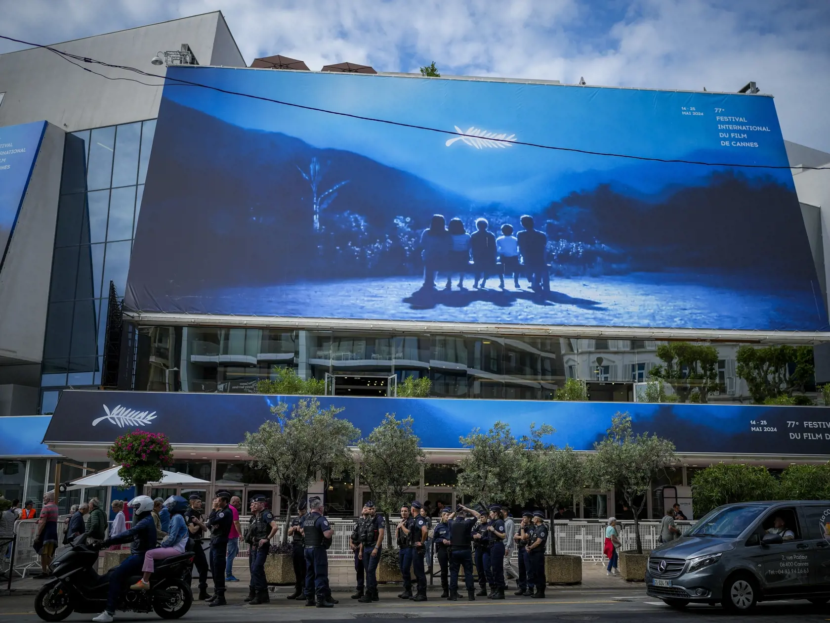 Policajti stoja pred festivalovým palácom počas príprav na 77. ročník medzinárodného filmového festivalu v Cannes v južnom Francúzsku v pondelok 13. mája 2024.