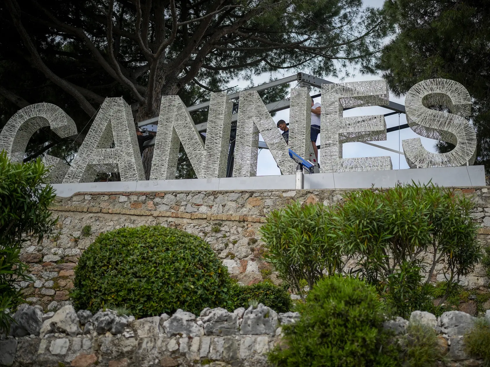 Nápis v Cannes je zobrazený pred 77. medzinárodným filmovým festivalom v Cannes v južnom Francúzsku v pondelok 13. mája 2024. Filmový festival v Cannes sa začne 14. mája a potrvá do 25. mája 2024.