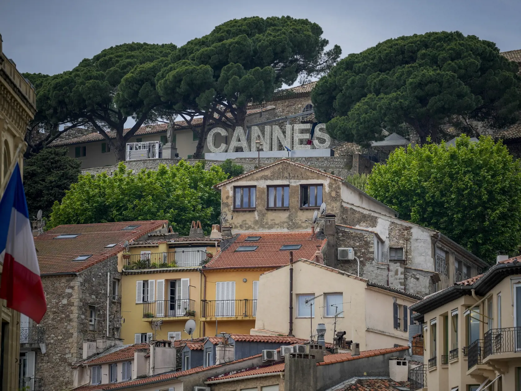 Nápis Cannes je zobrazený nad starým mestom pred 77. medzinárodným filmovým festivalom v Cannes v južnom Francúzsku v pondelok 13. mája 2024. Filmový festival v Cannes sa začne 14. mája a potrvá do 25. mája 2024.
