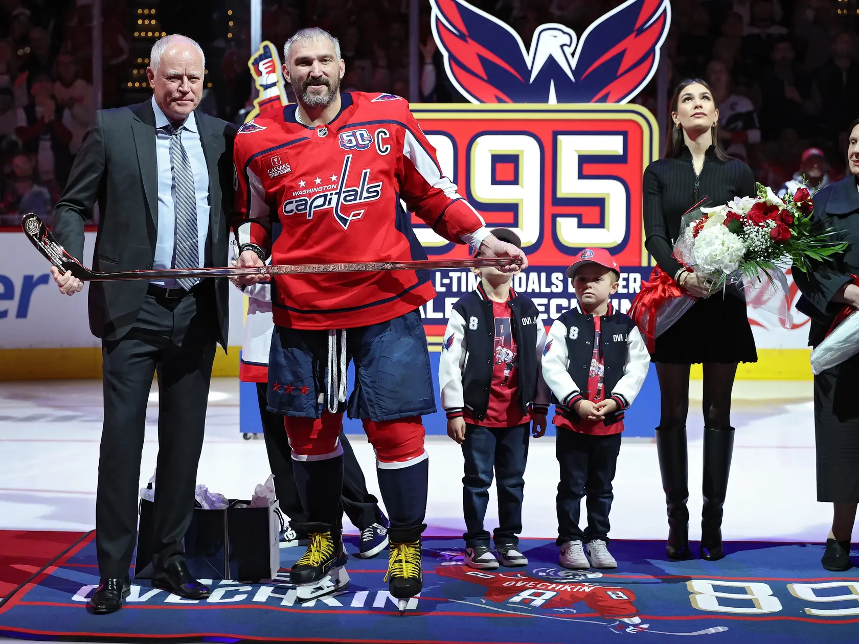 Alexander Ovečkin si prevzal zlatú hokejku pri oslave gólového rekordu NHL.