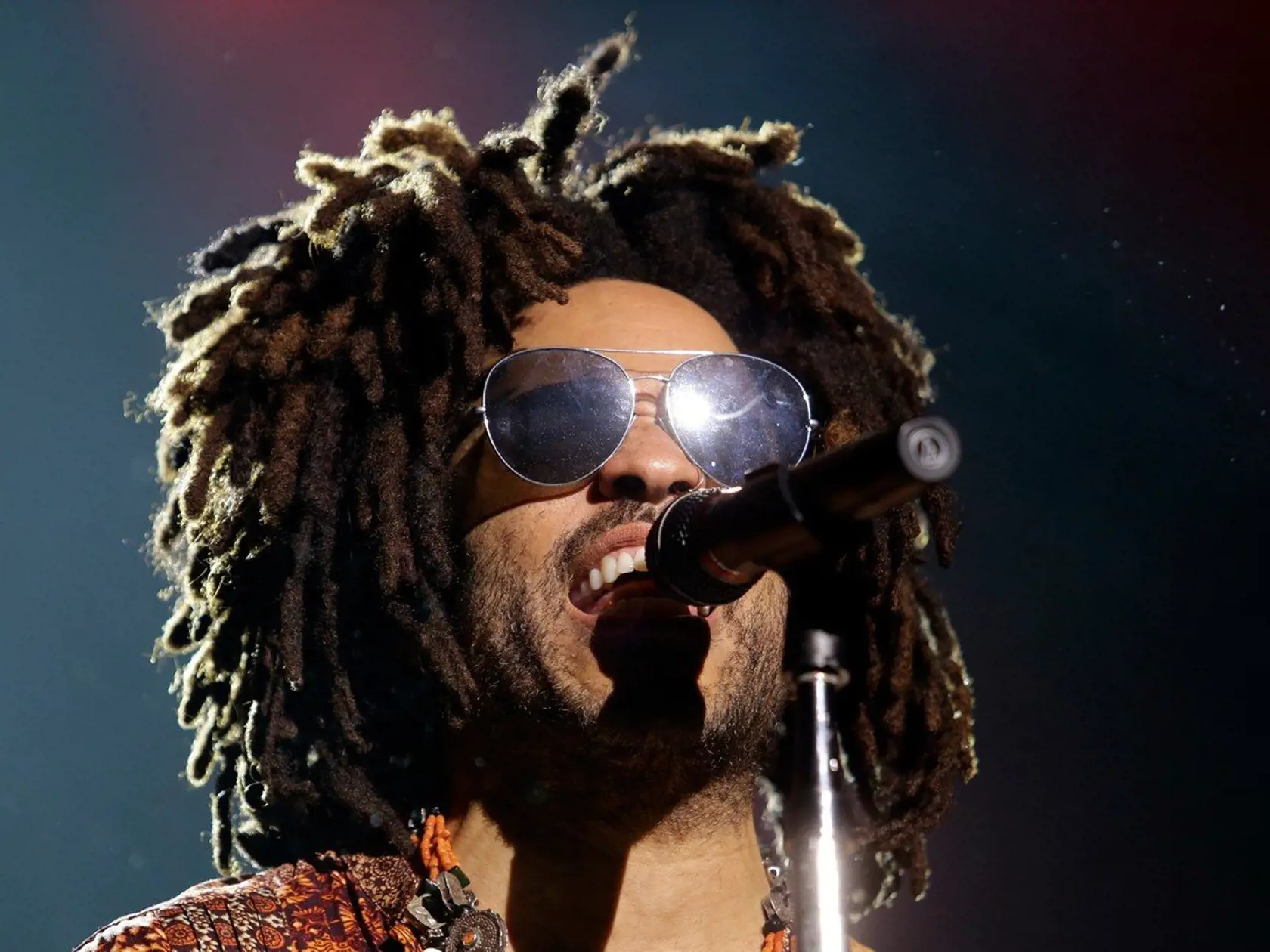Jeho otec bol ukrajinsko-americký Žid, producent – Sy Kravitz a matka bahamská herečka Roxie Rocker.